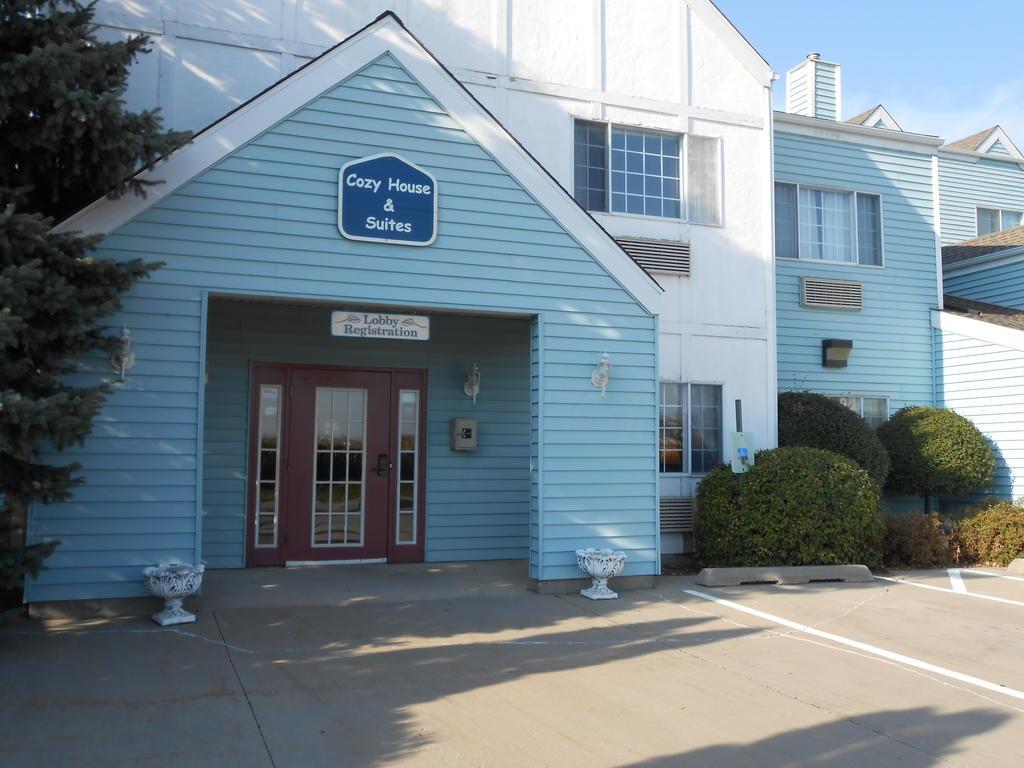 Days Inn & Suites by Wyndham Williamsburg IA North