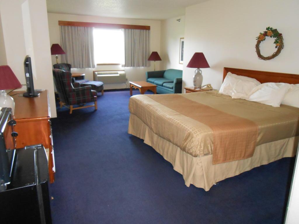 Days Inn & Suites by Wyndham Williamsburg IA North