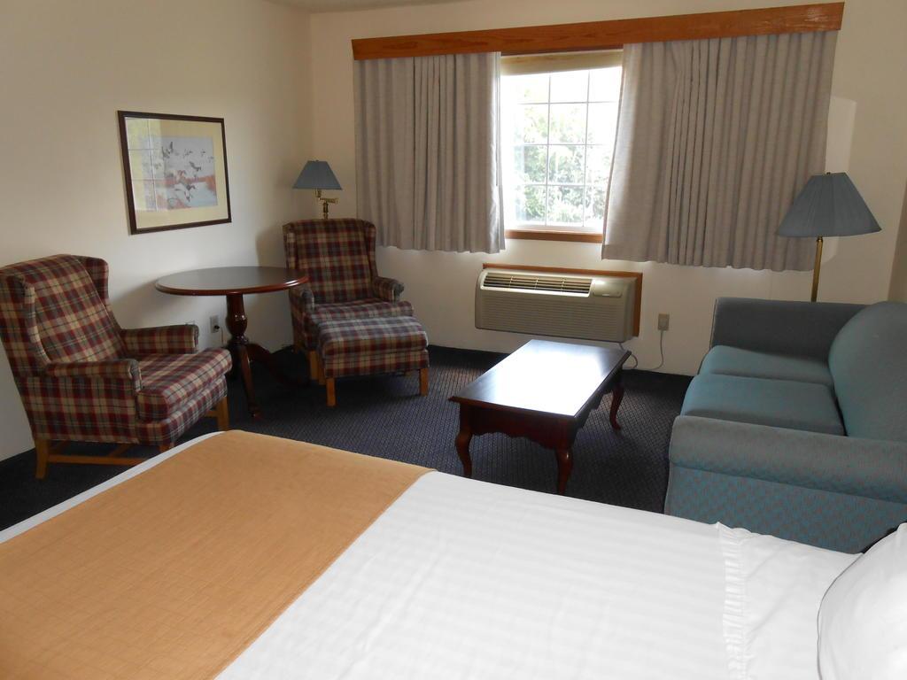 Days Inn & Suites by Wyndham Williamsburg IA North