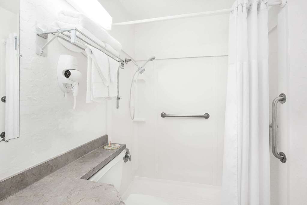 Travel Inn & Suites