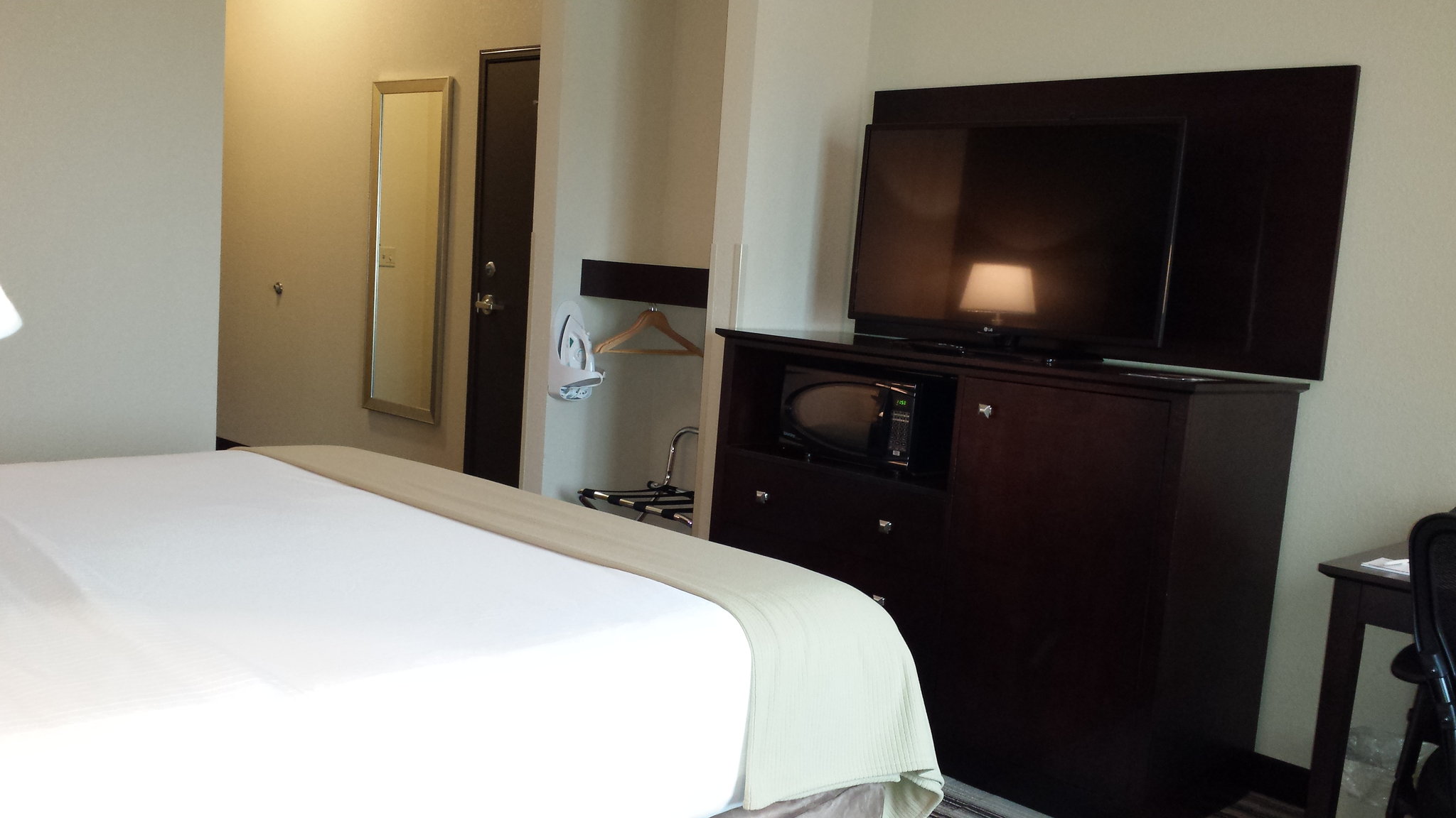 Holiday Inn Express & Suites Emporia Northwest