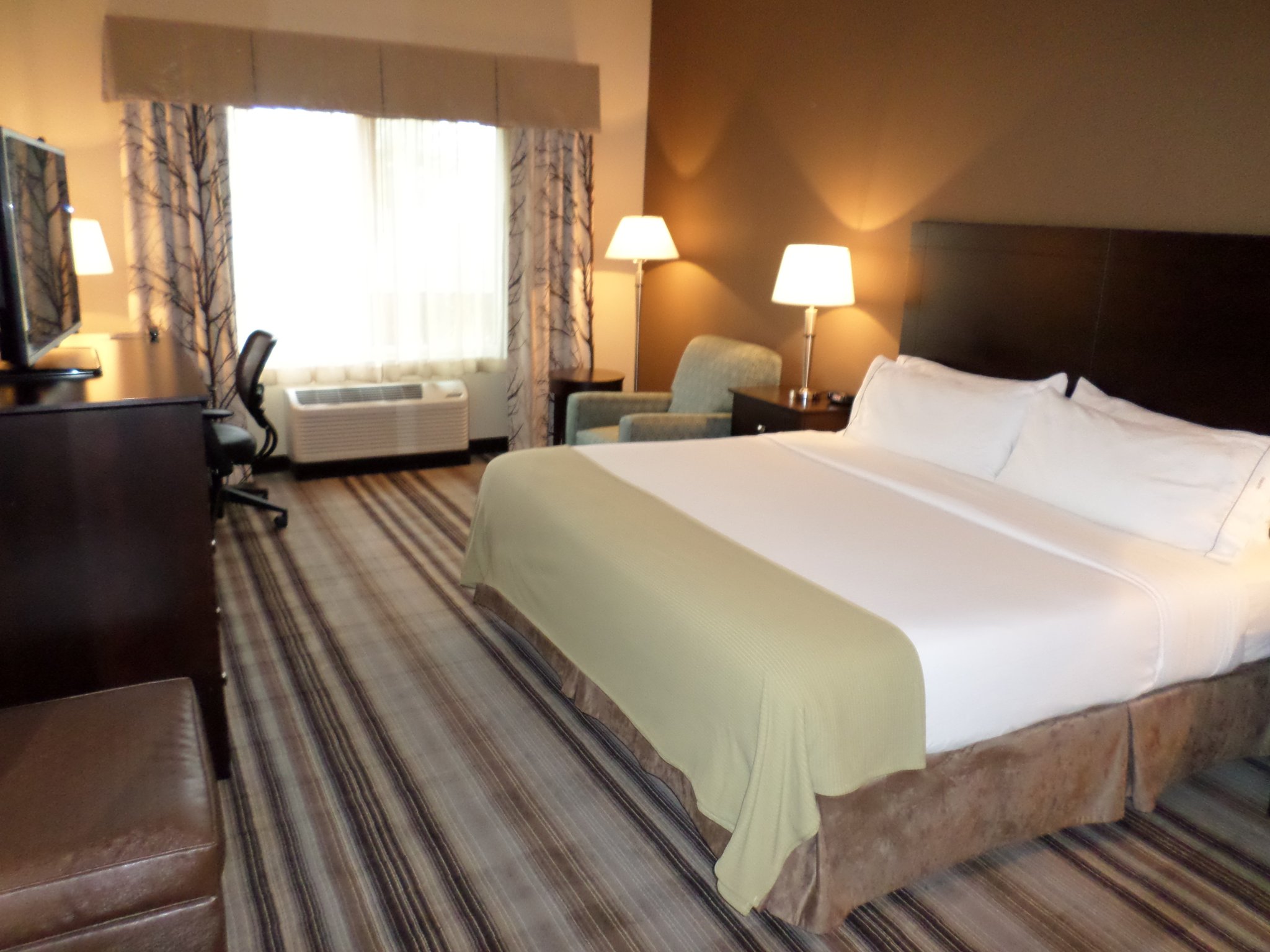 Holiday Inn Express & Suites Emporia Northwest