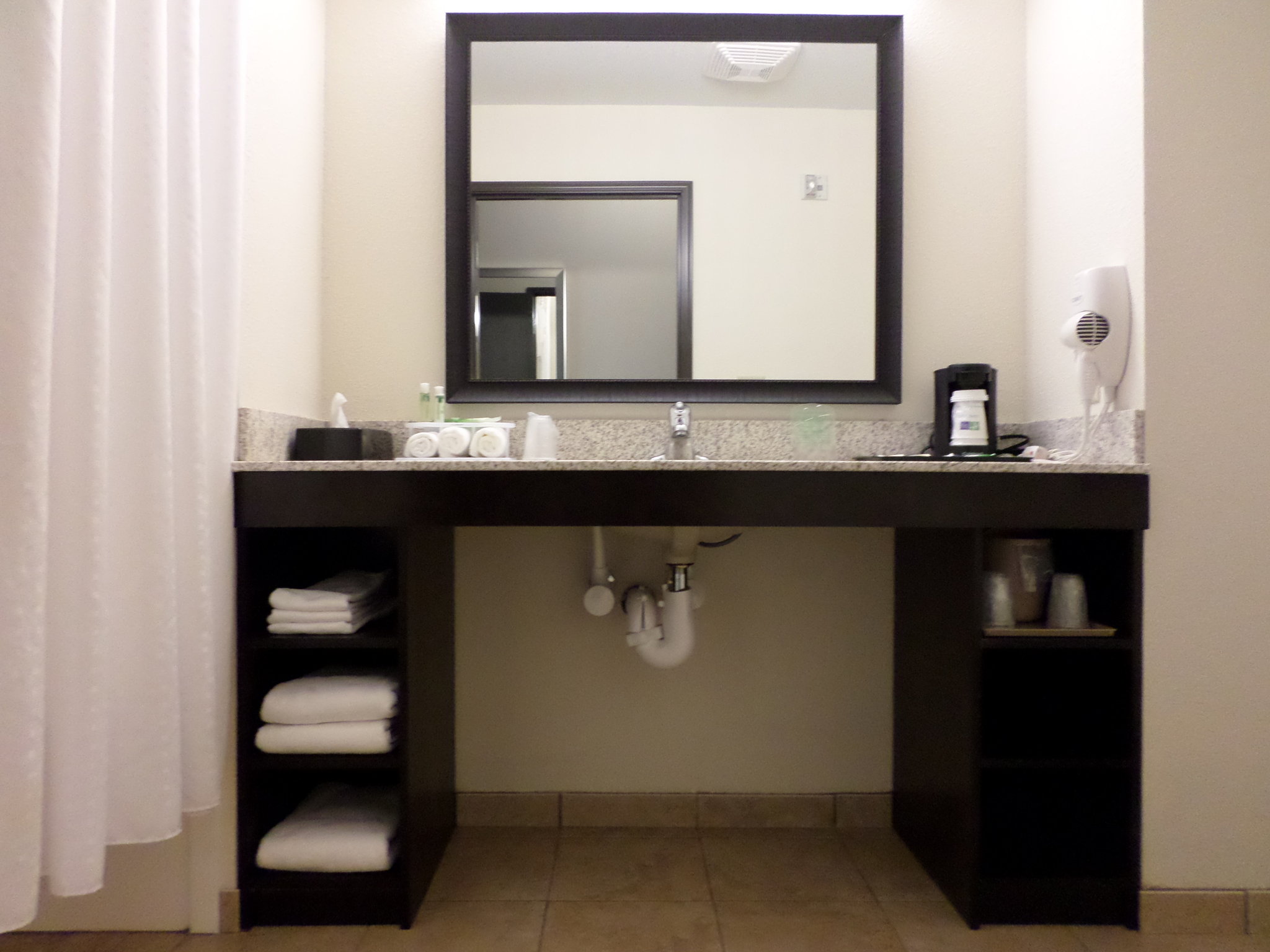Holiday Inn Express & Suites Emporia Northwest