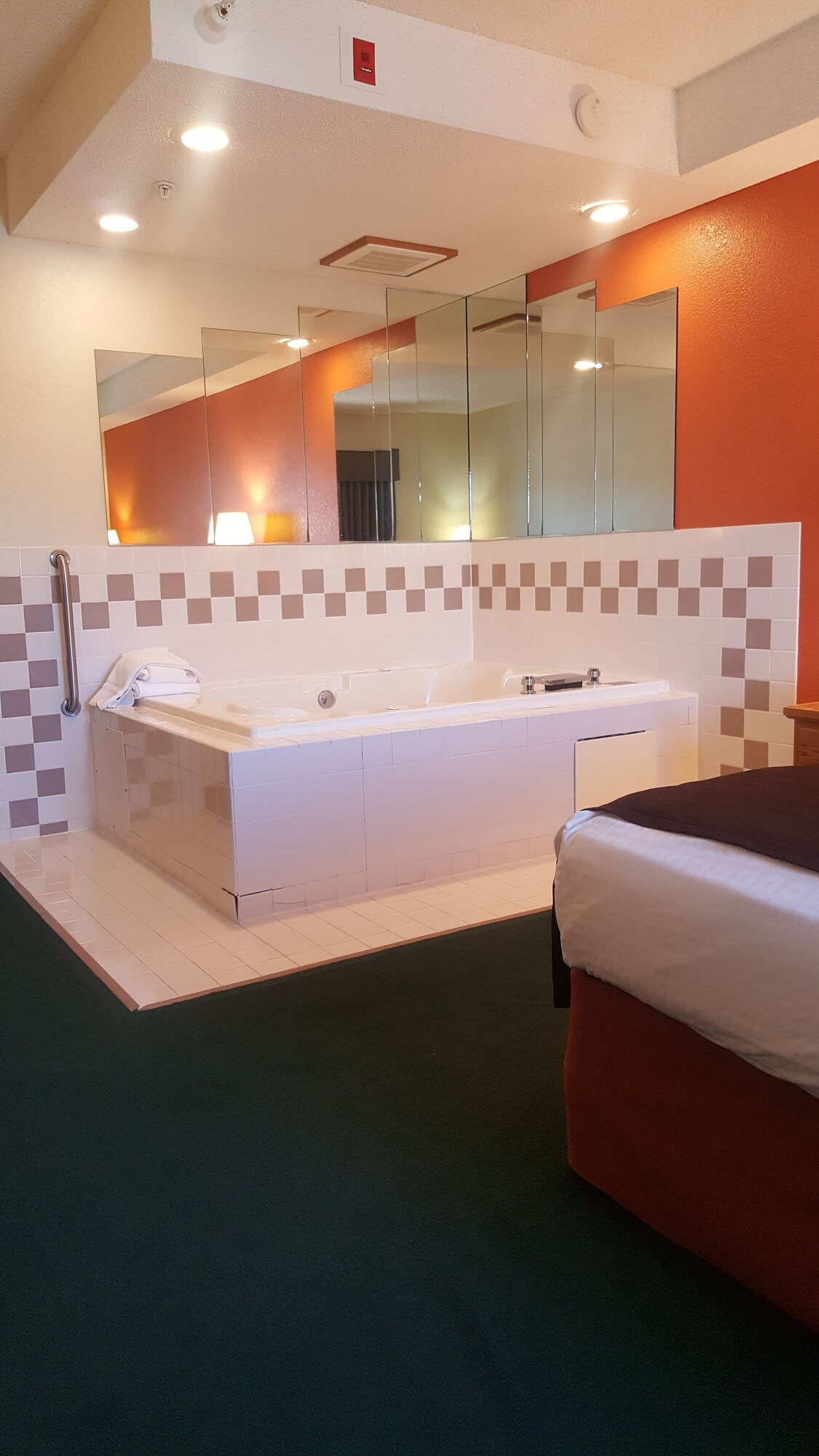Holiday Inn Express Garden City East