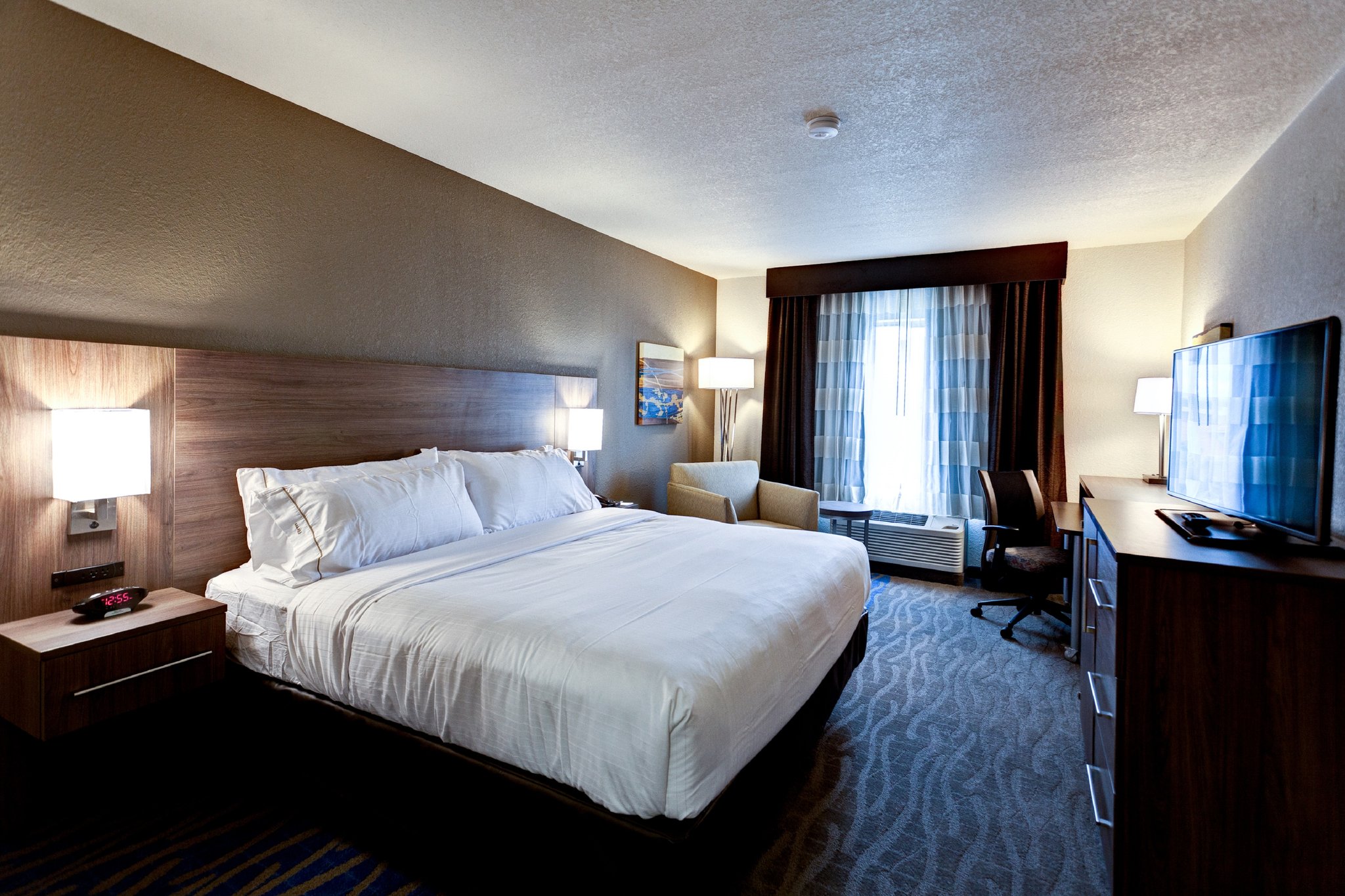 Holiday Inn Express & Suites Great Bend