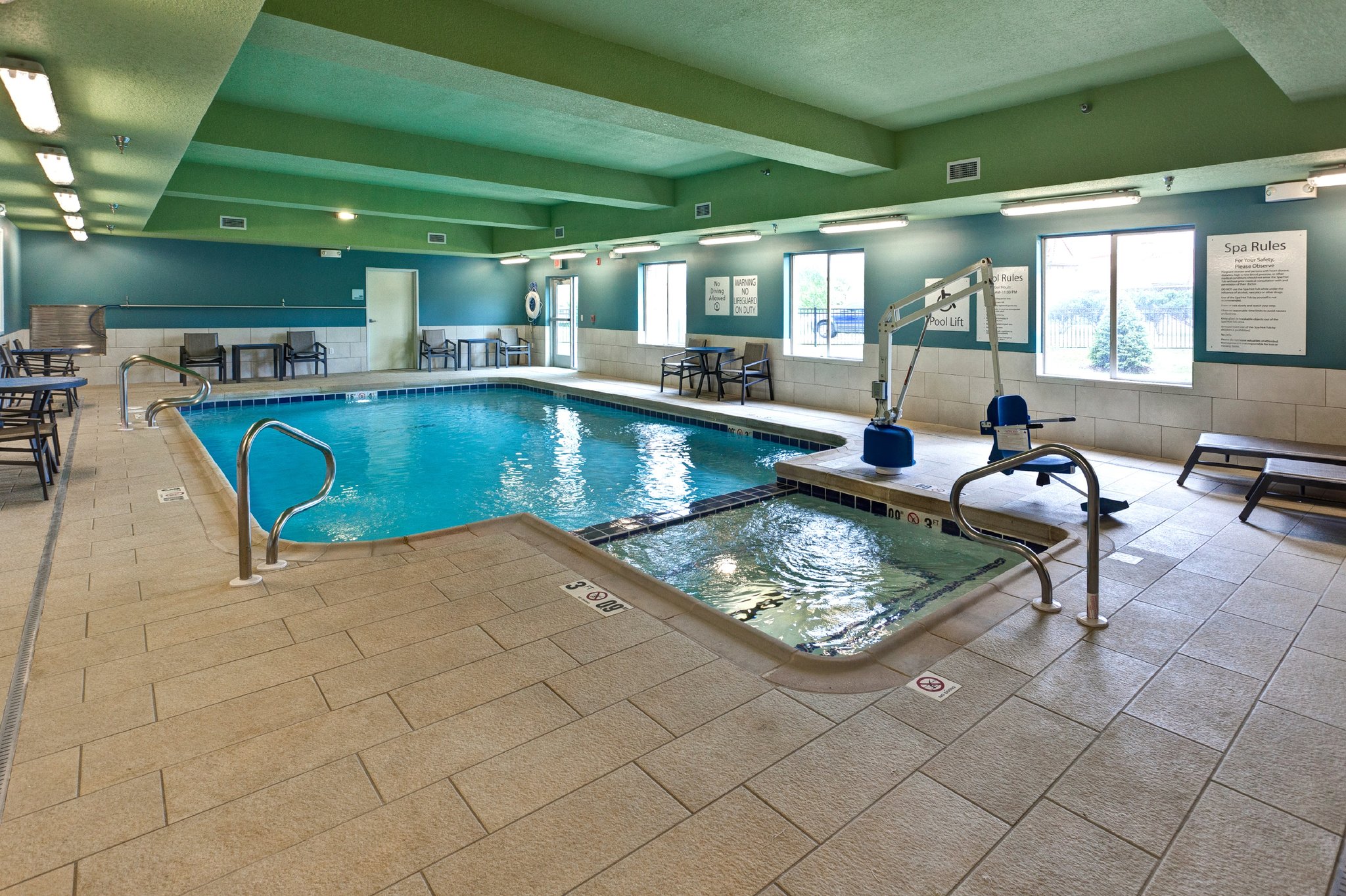 Holiday Inn Express & Suites Great Bend