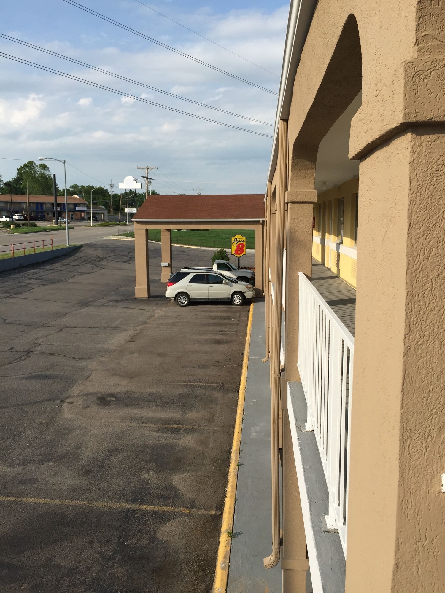 Deluxe Inn & Suites