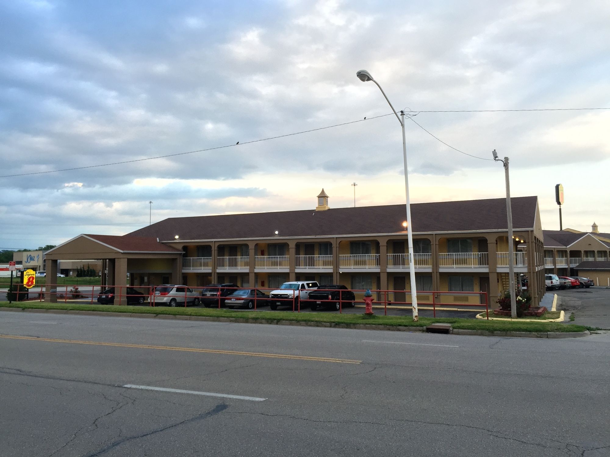 Deluxe Inn & Suites
