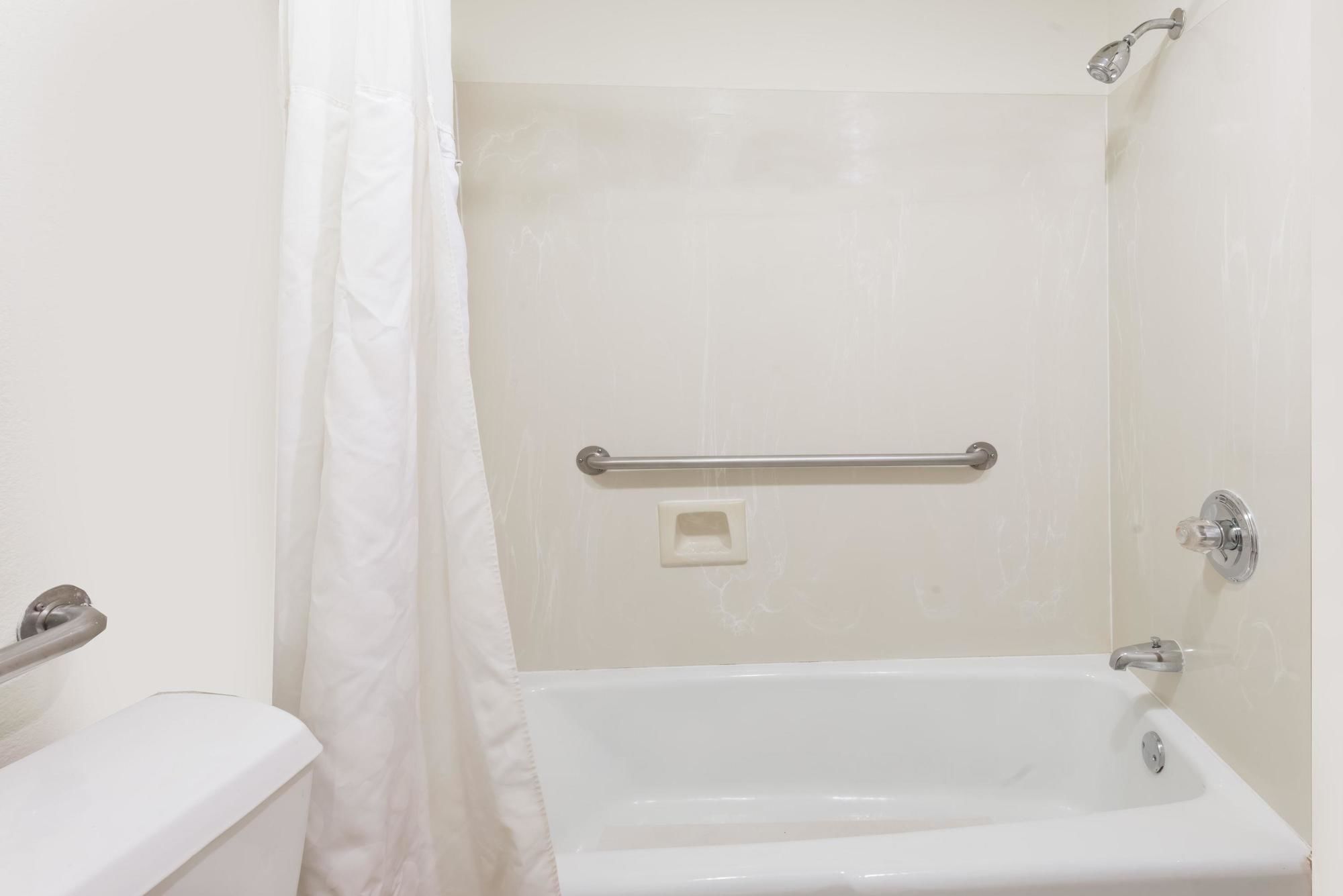 Deluxe Inn & Suites