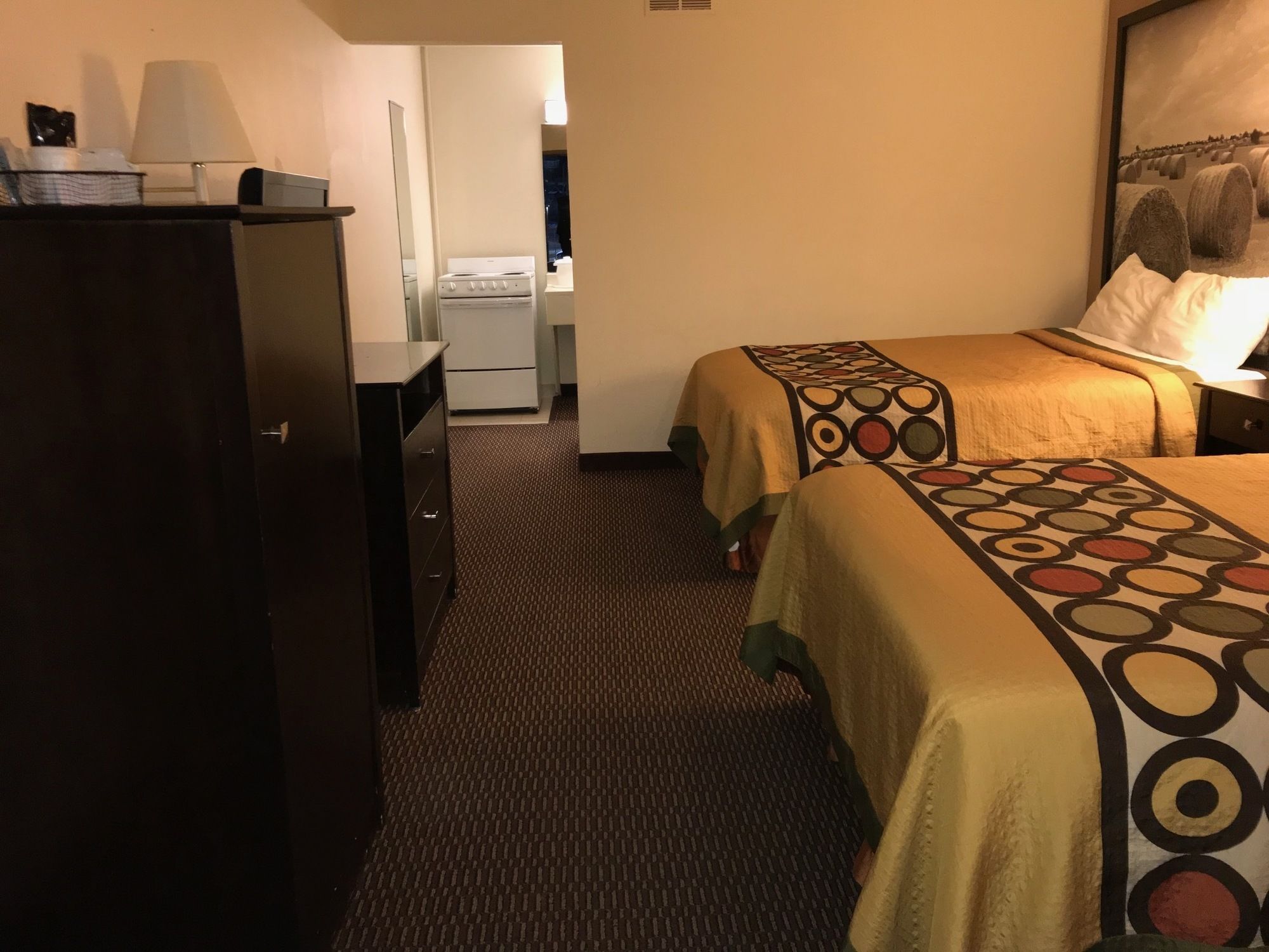 Deluxe Inn & Suites