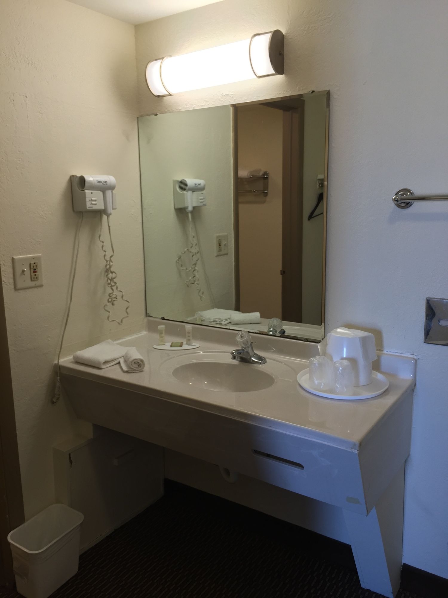 Deluxe Inn & Suites