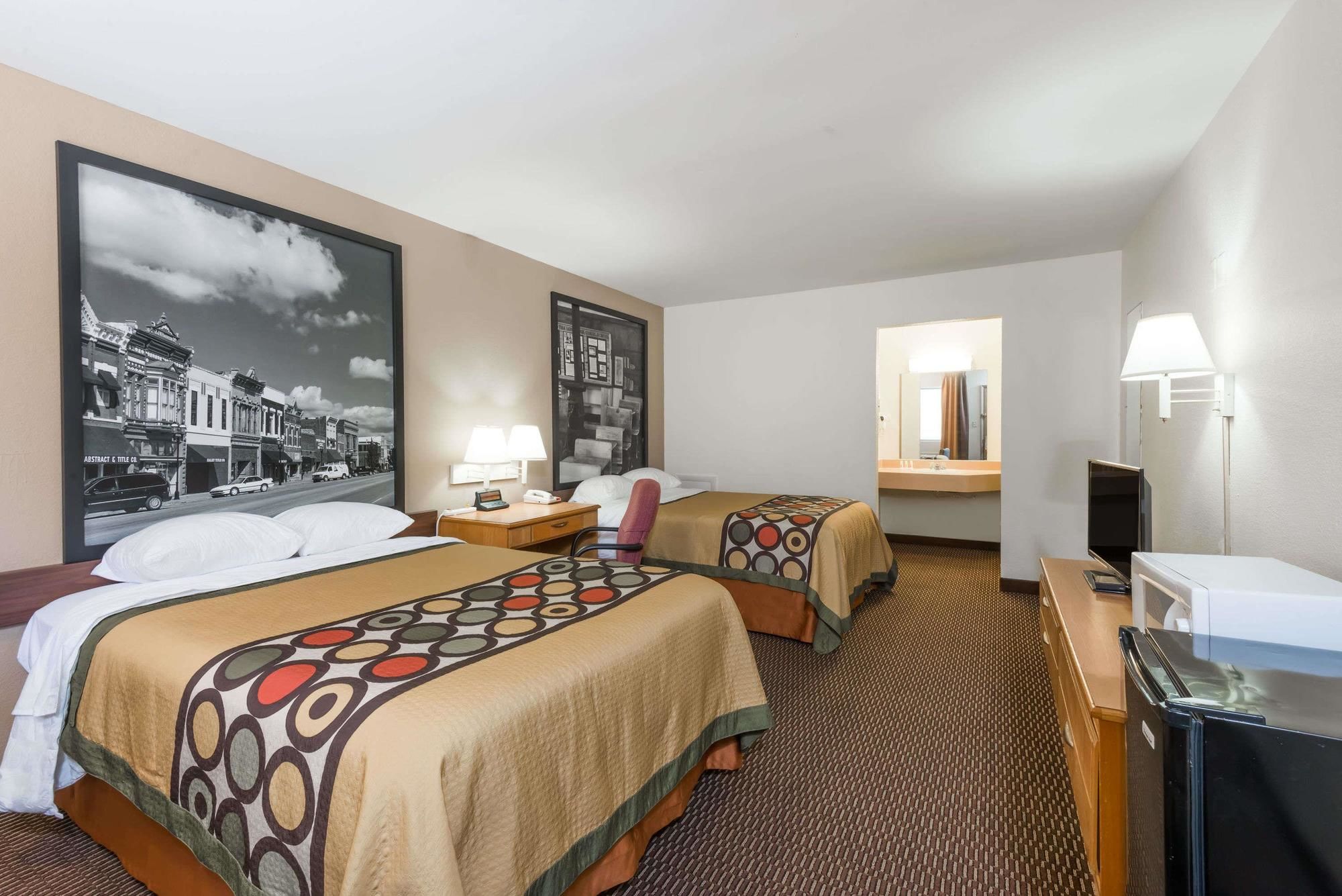 Deluxe Inn & Suites