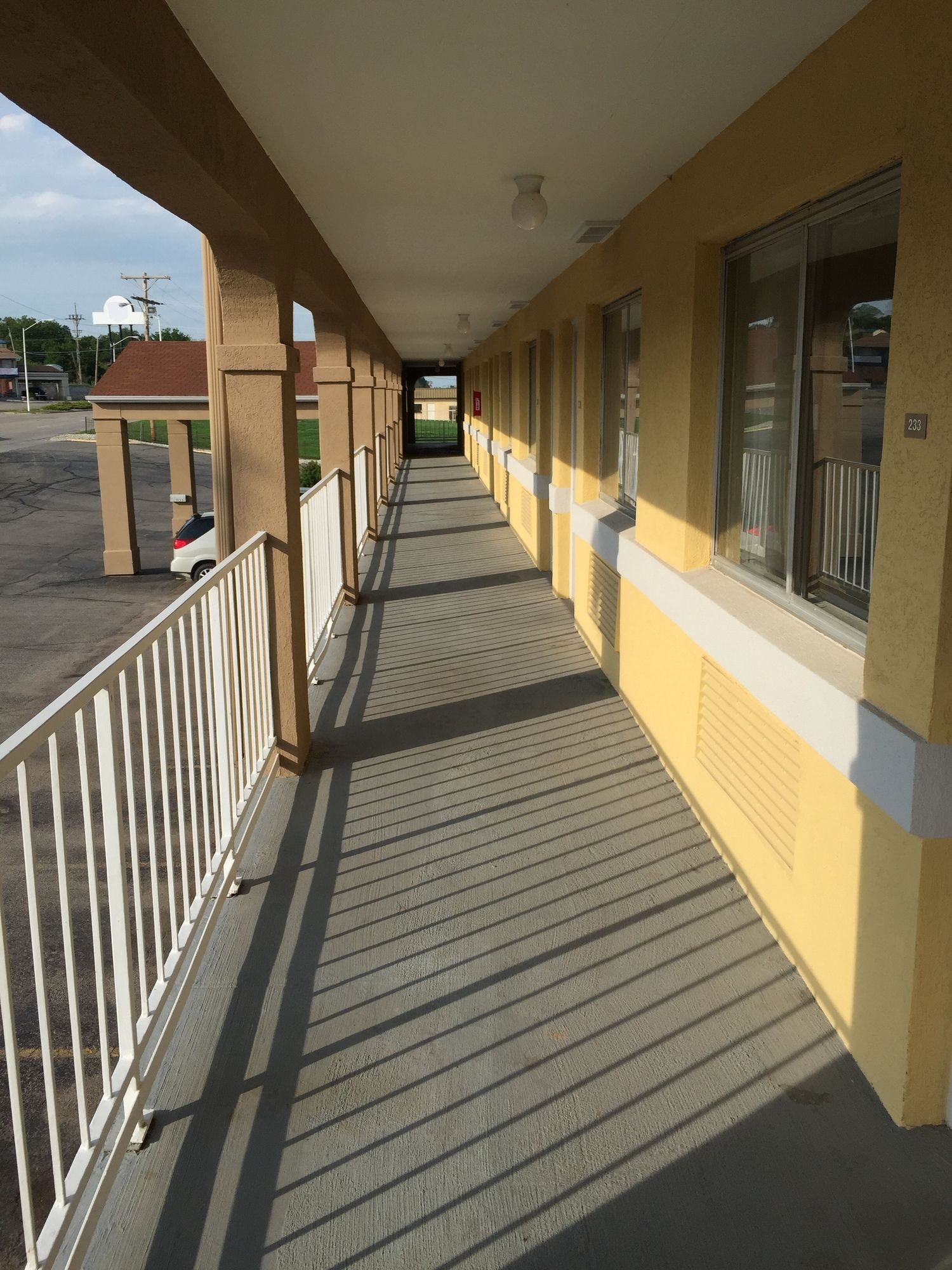 Deluxe Inn & Suites