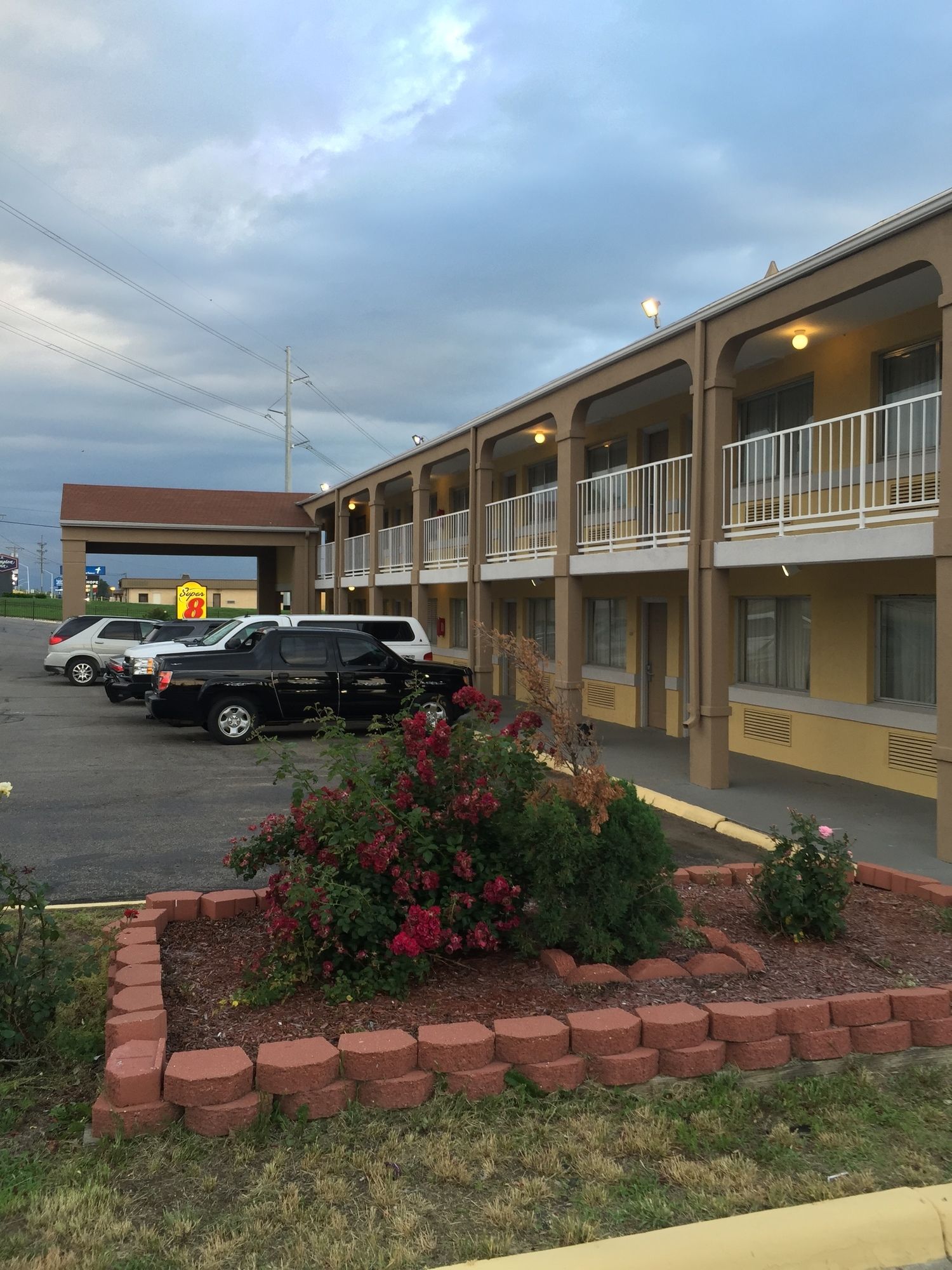 Deluxe Inn & Suites