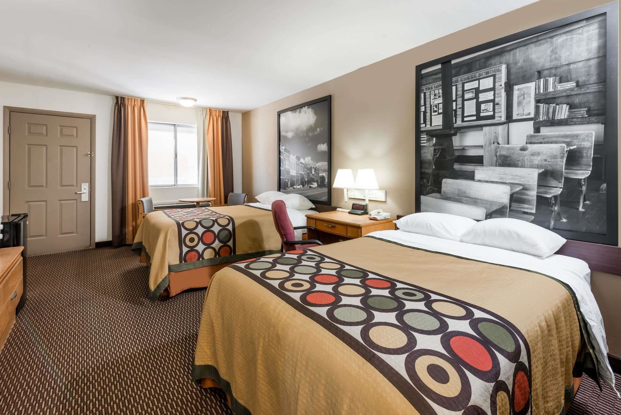 Deluxe Inn & Suites