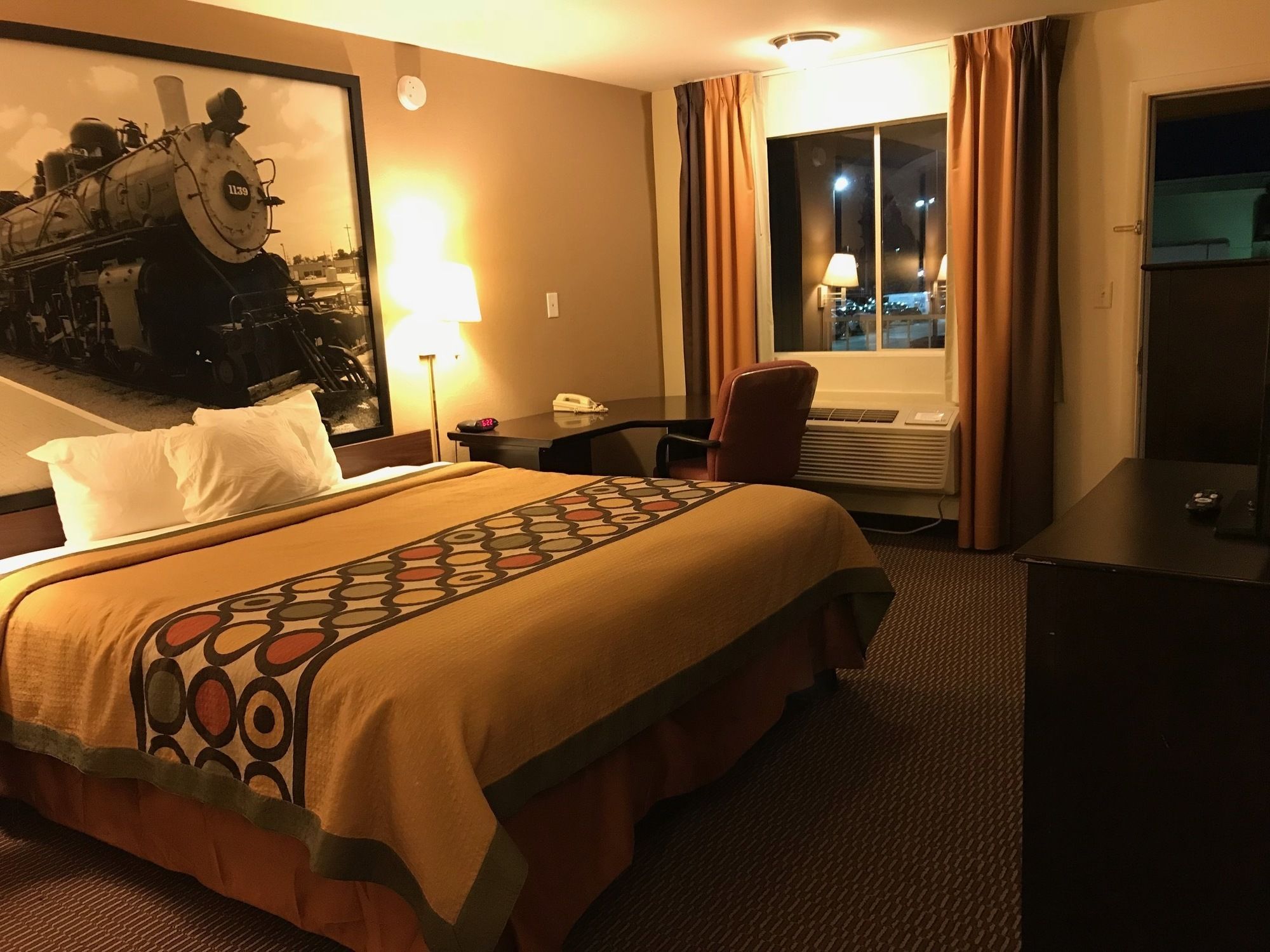 Deluxe Inn & Suites