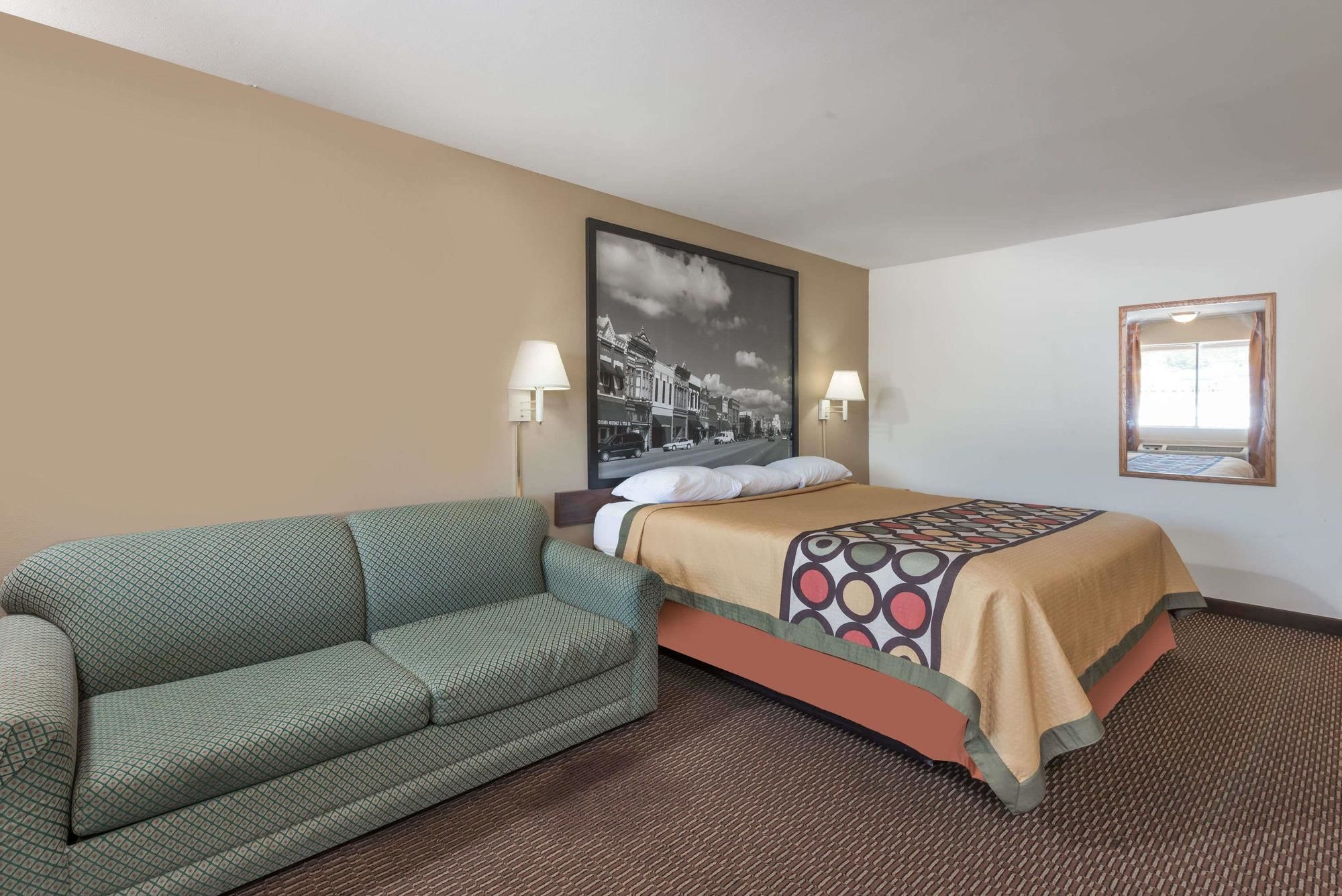 Deluxe Inn & Suites