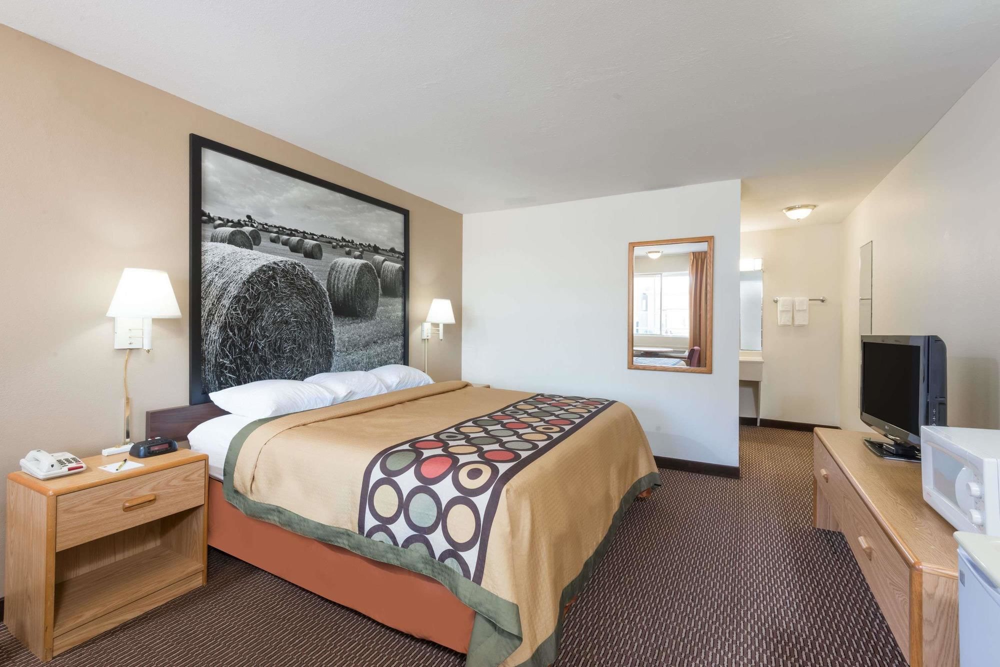 Deluxe Inn & Suites