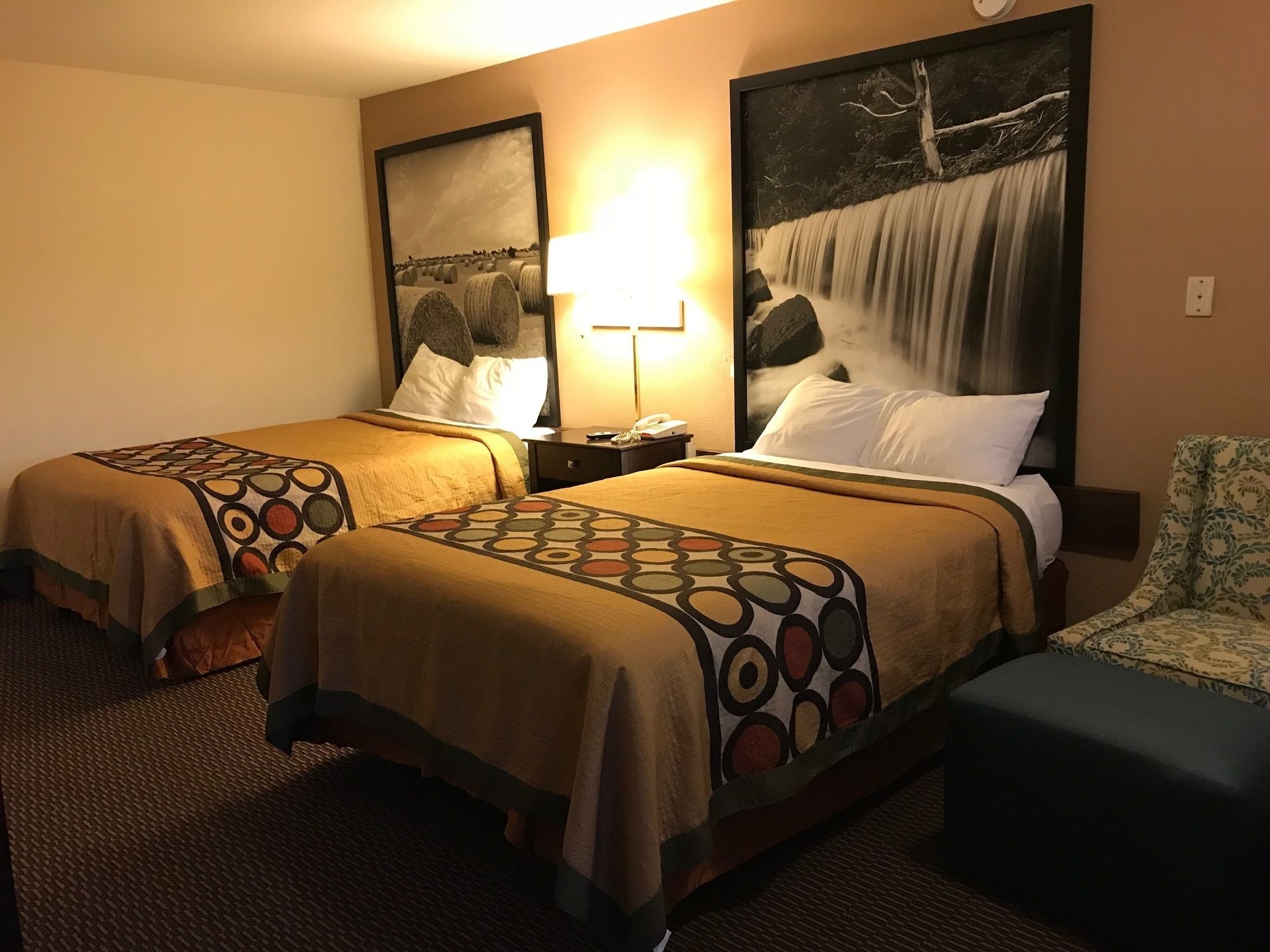 Deluxe Inn & Suites