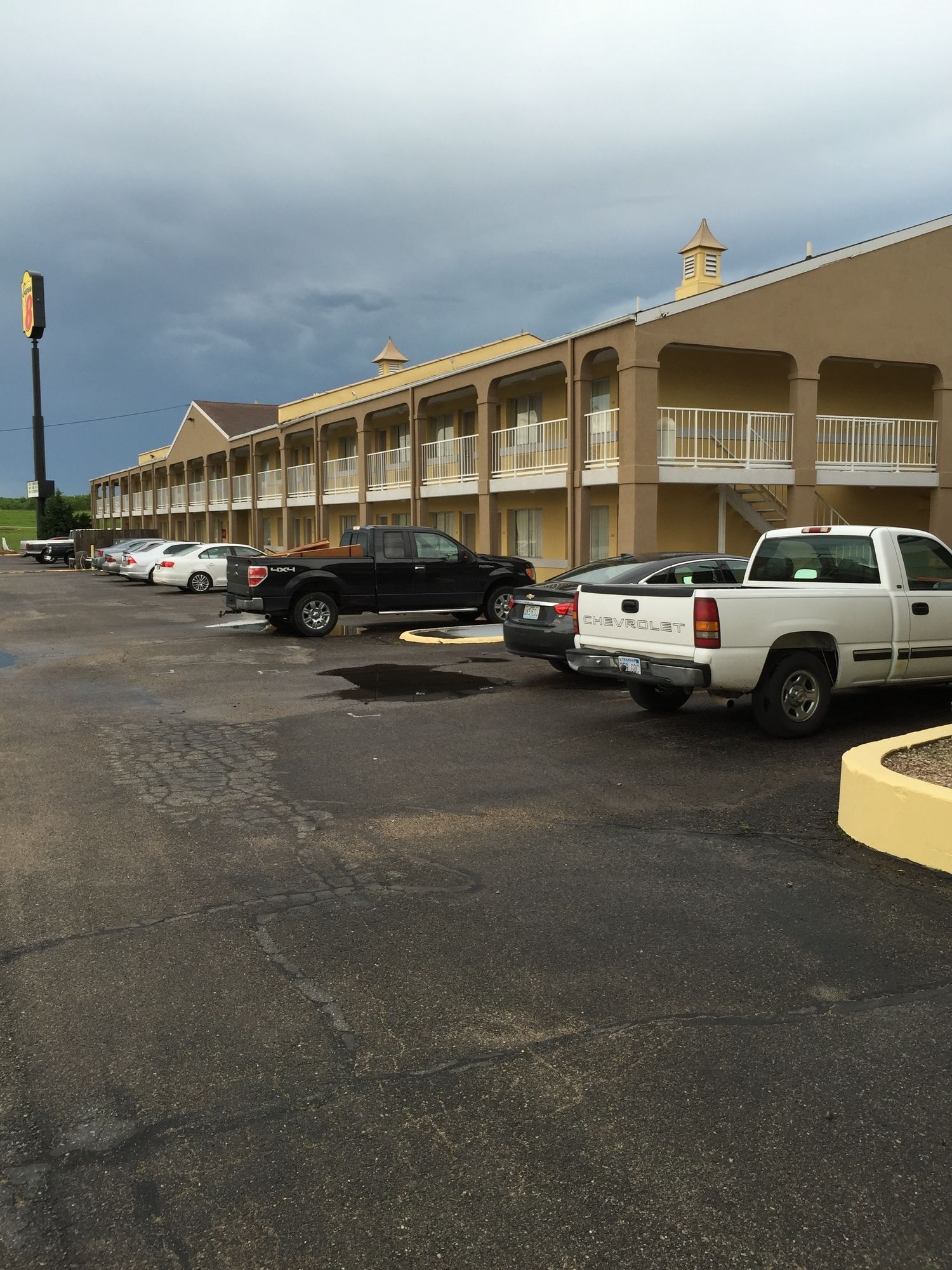 Deluxe Inn & Suites