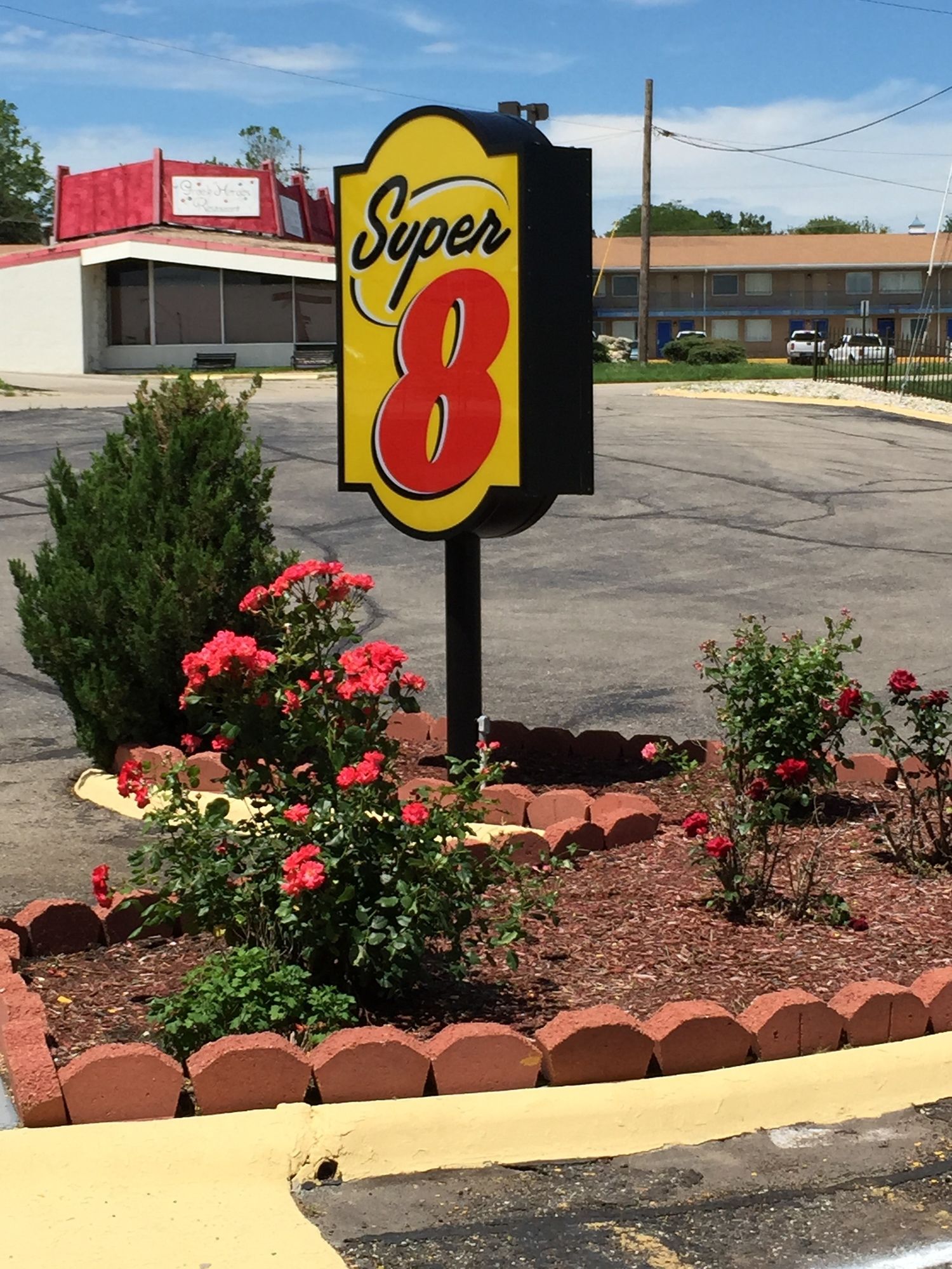 Deluxe Inn & Suites
