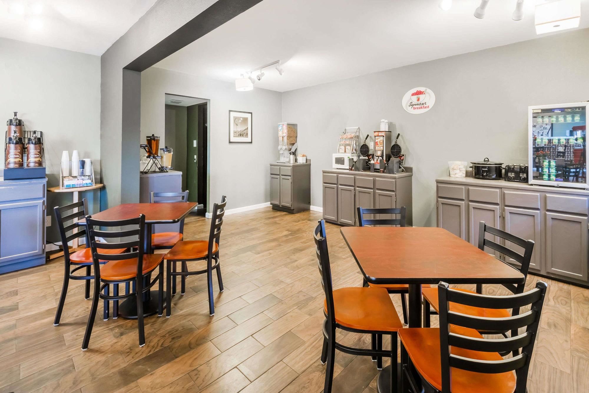 Deluxe Inn & Suites