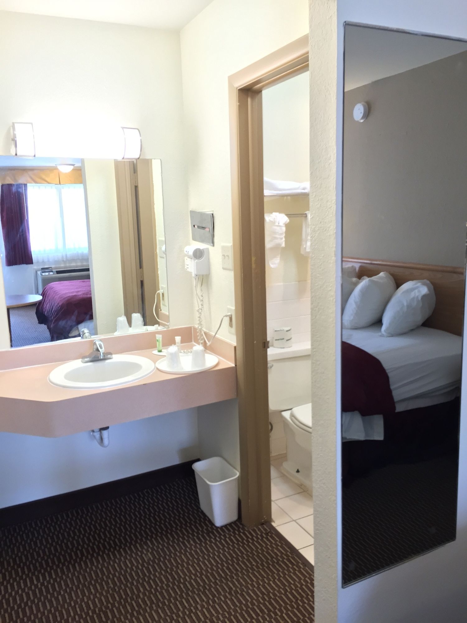 Deluxe Inn & Suites