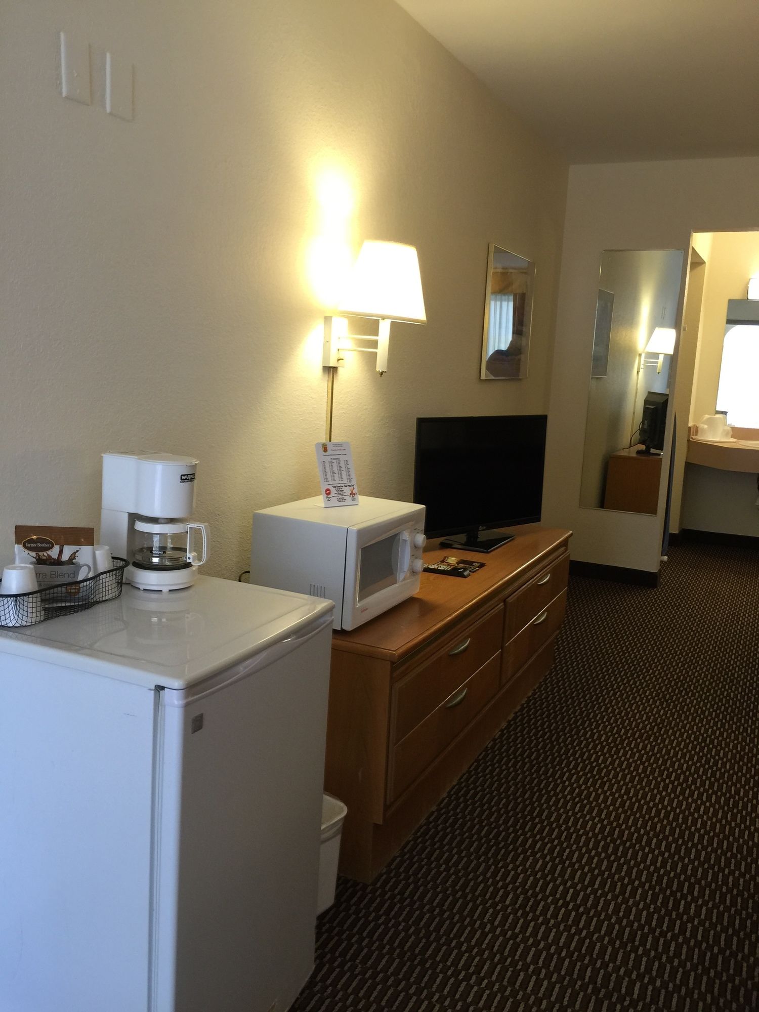 Deluxe Inn & Suites