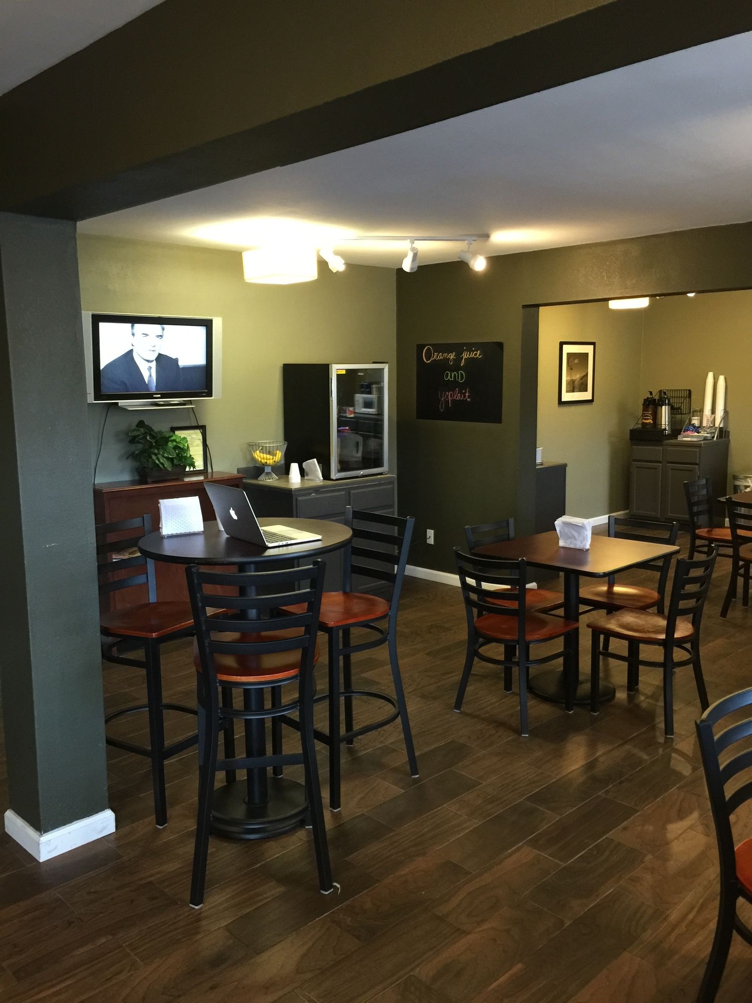 Deluxe Inn & Suites