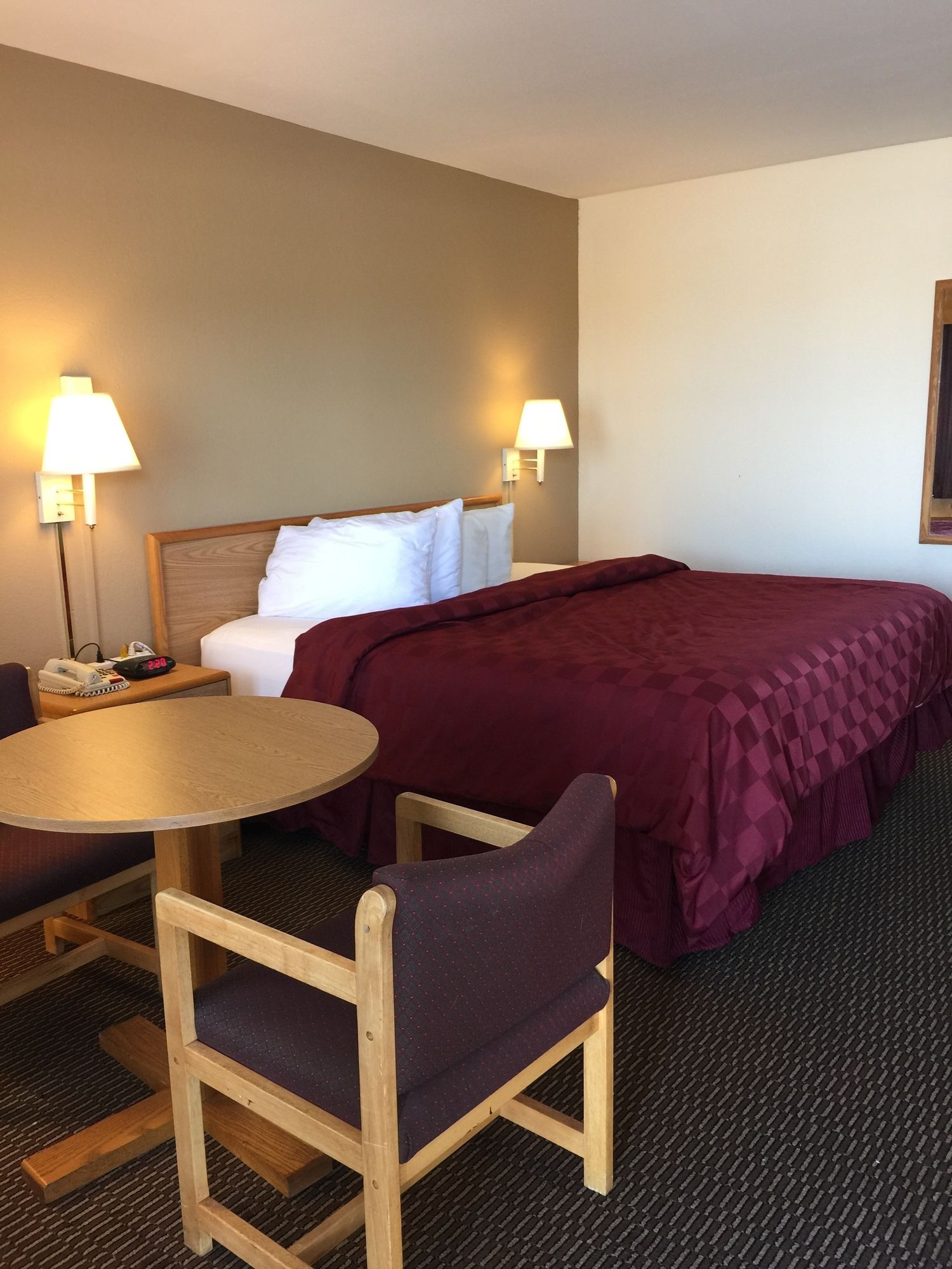 Deluxe Inn & Suites
