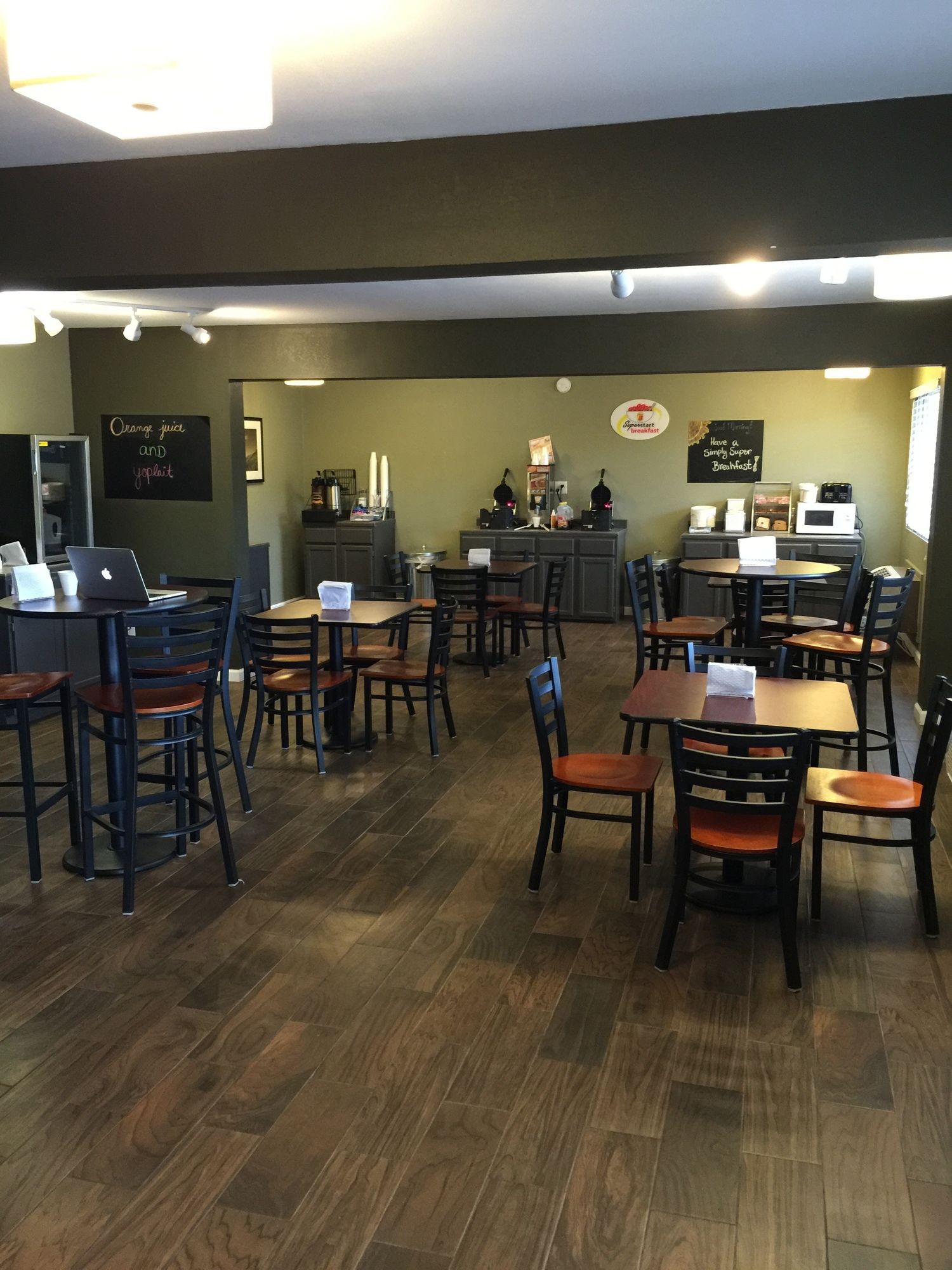 Deluxe Inn & Suites