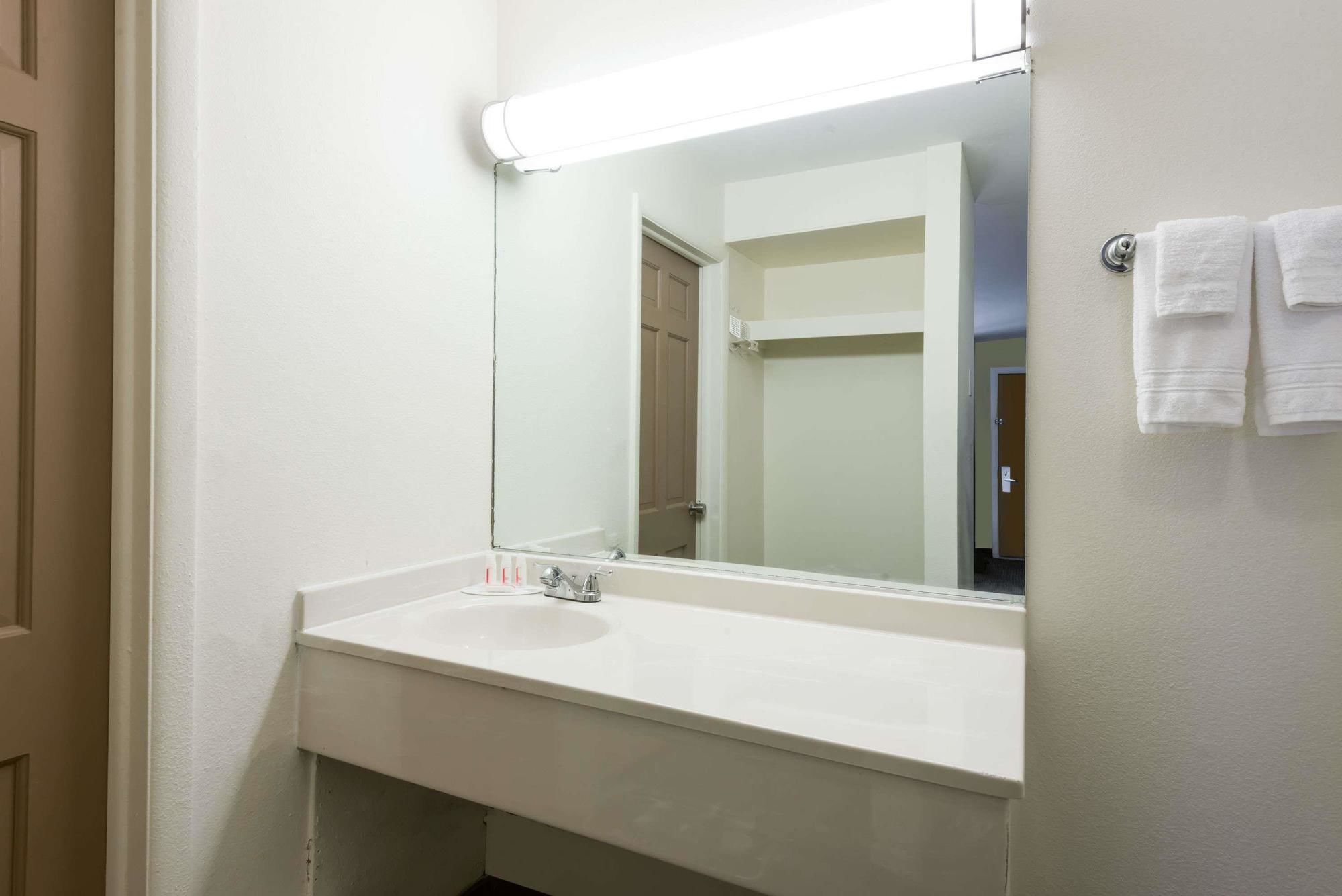 Deluxe Inn & Suites