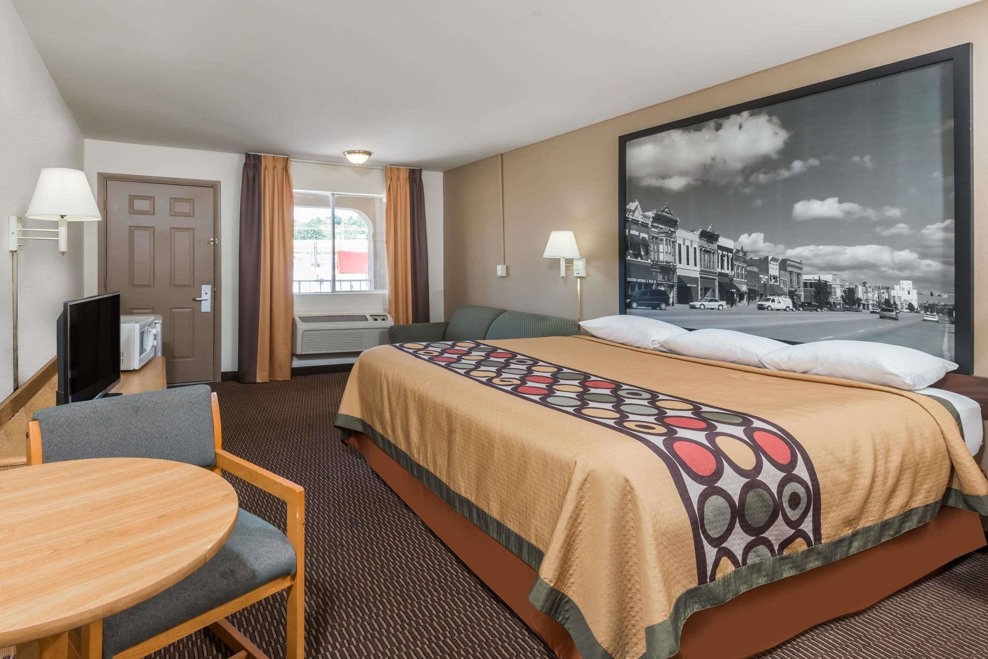 Deluxe Inn & Suites
