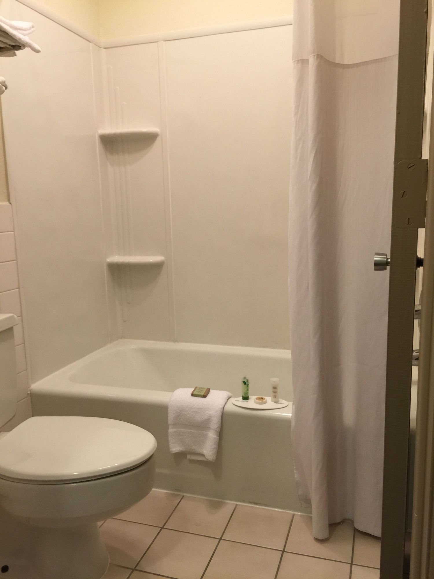 Deluxe Inn & Suites