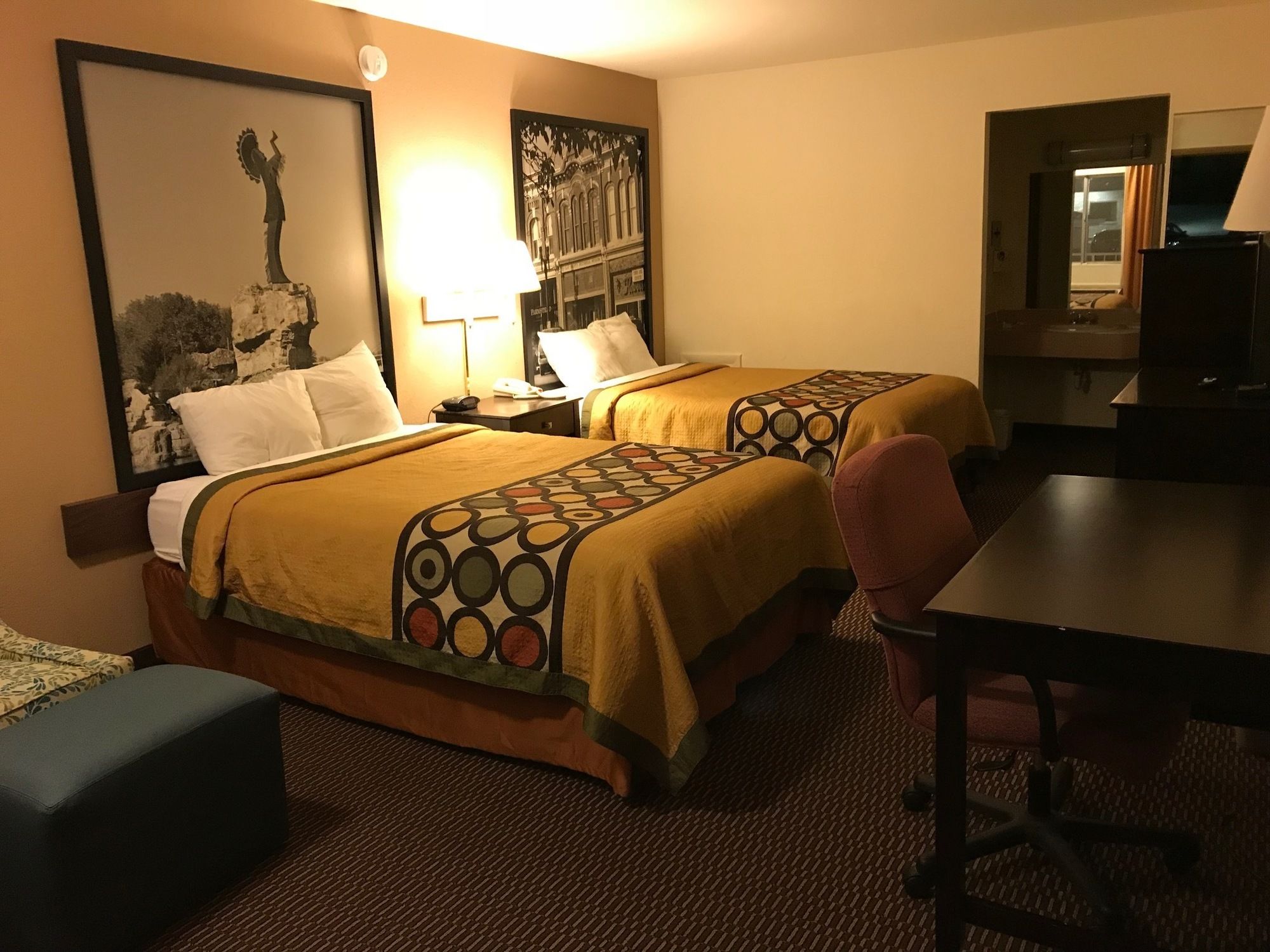 Deluxe Inn & Suites