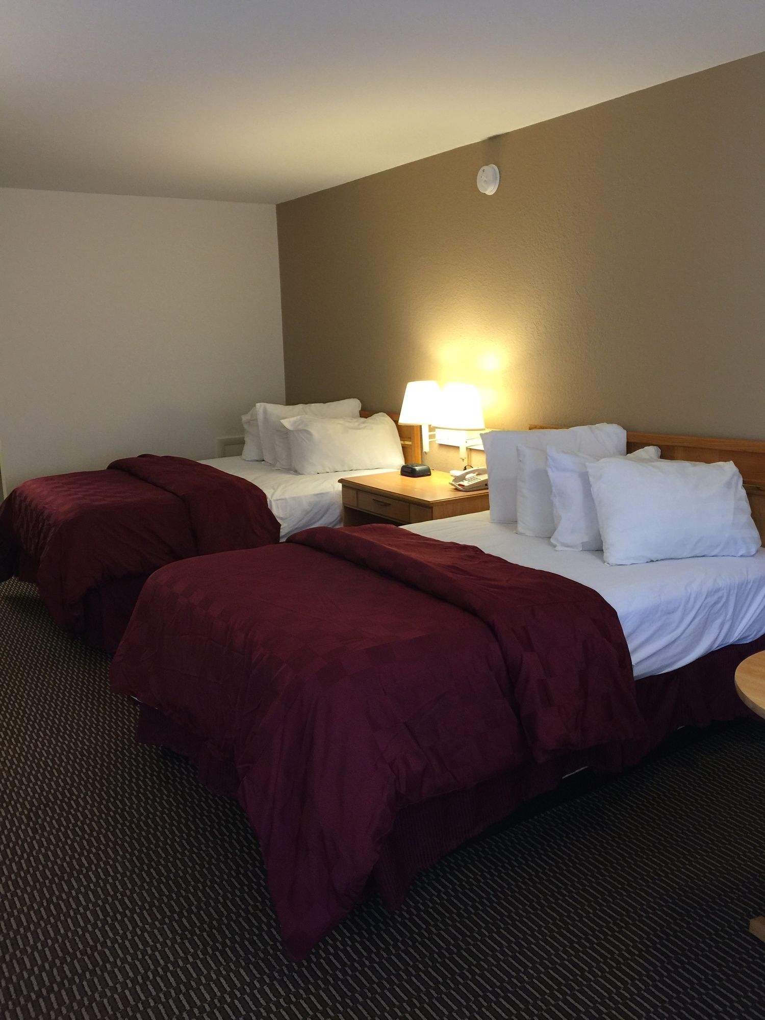 Deluxe Inn & Suites