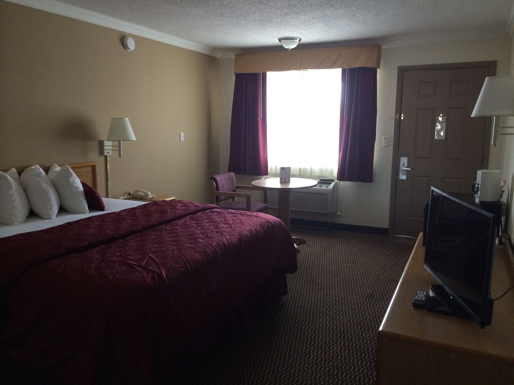 Deluxe Inn & Suites