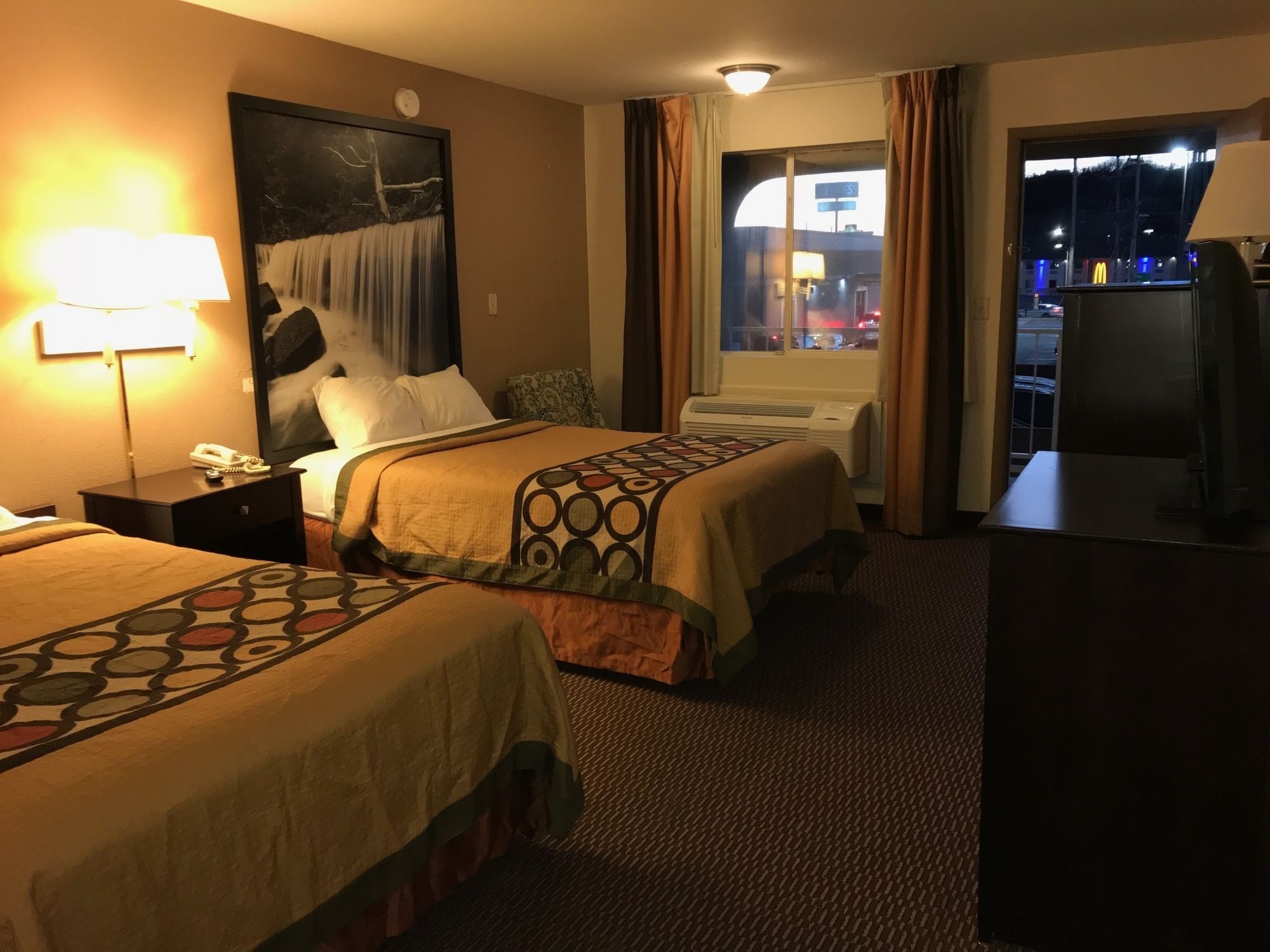 Deluxe Inn & Suites