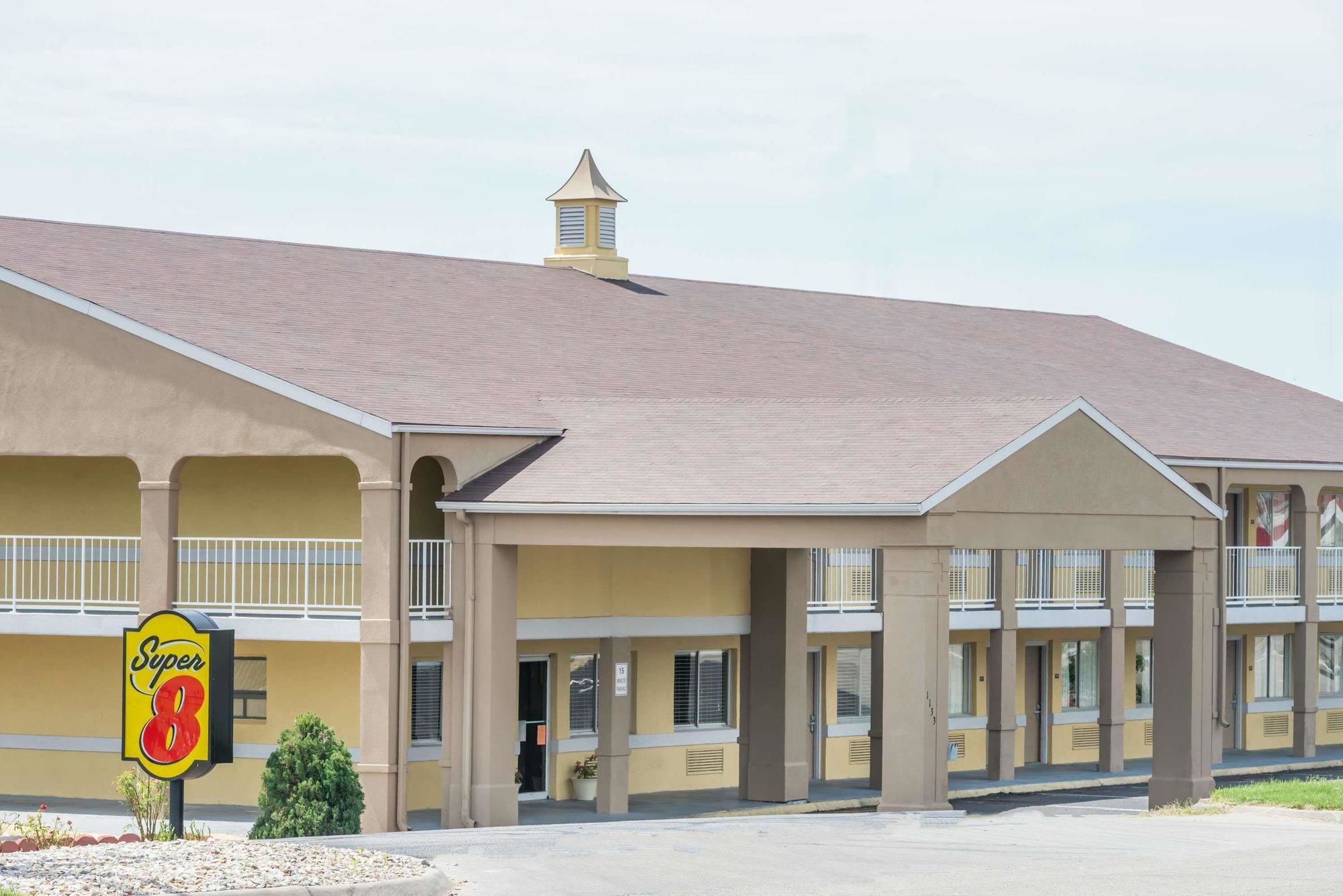 Deluxe Inn & Suites