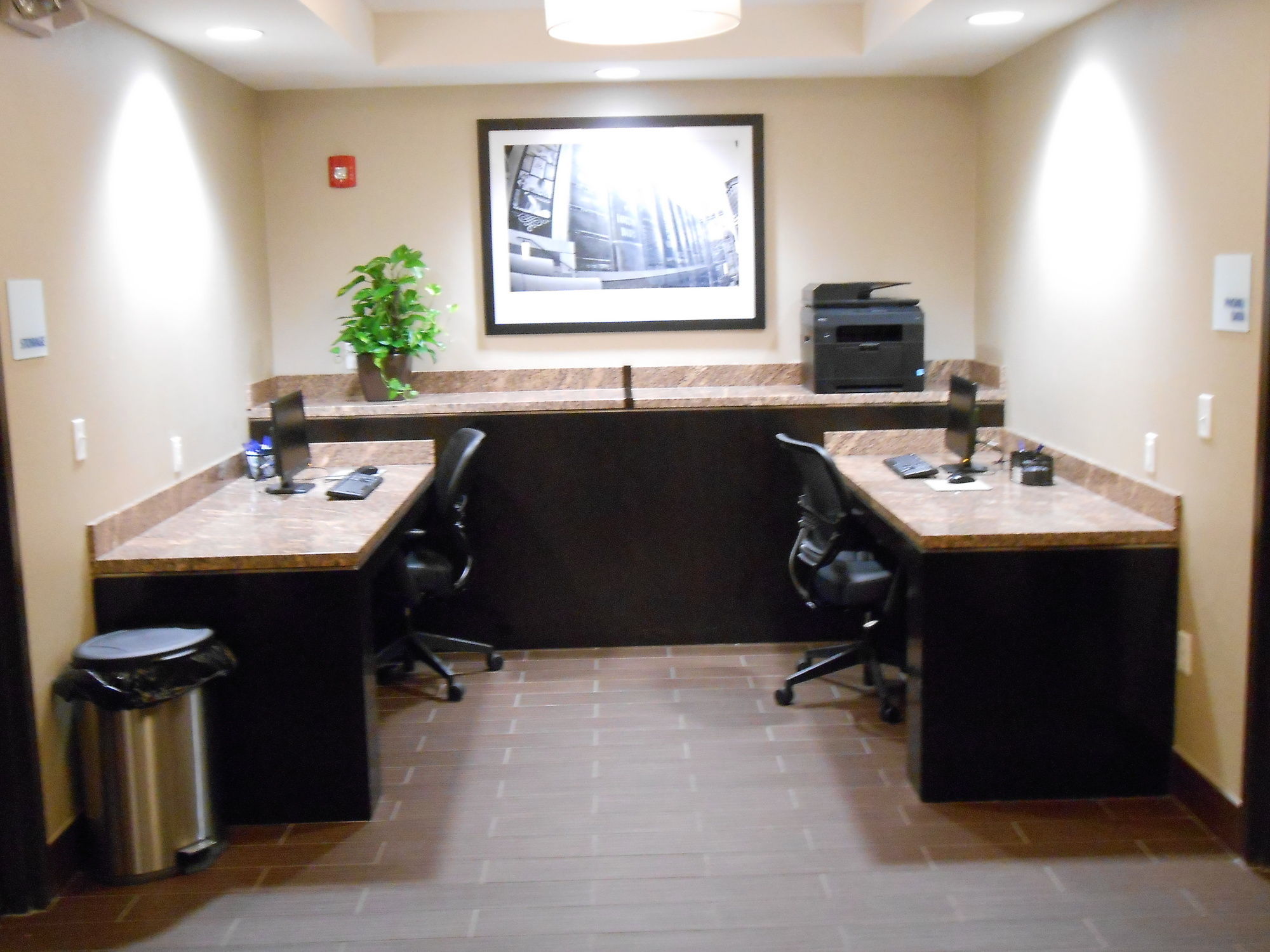 Holiday Inn Express & Suites Kansas City KU Medical Center