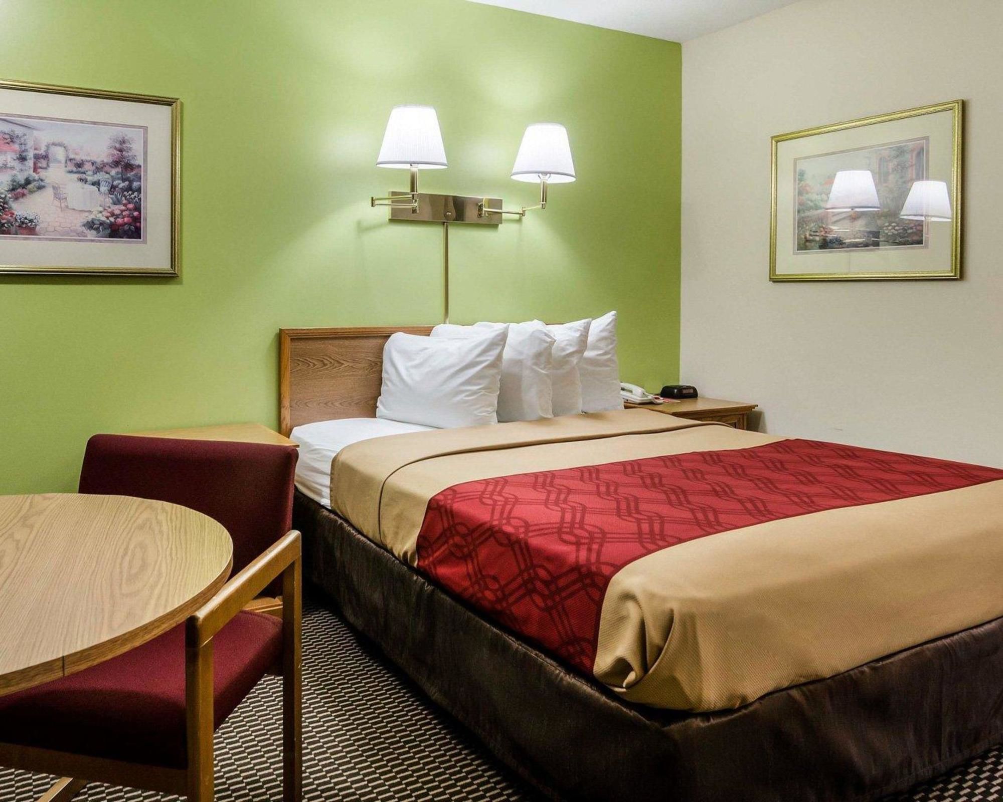 Econo Lodge Lawrence