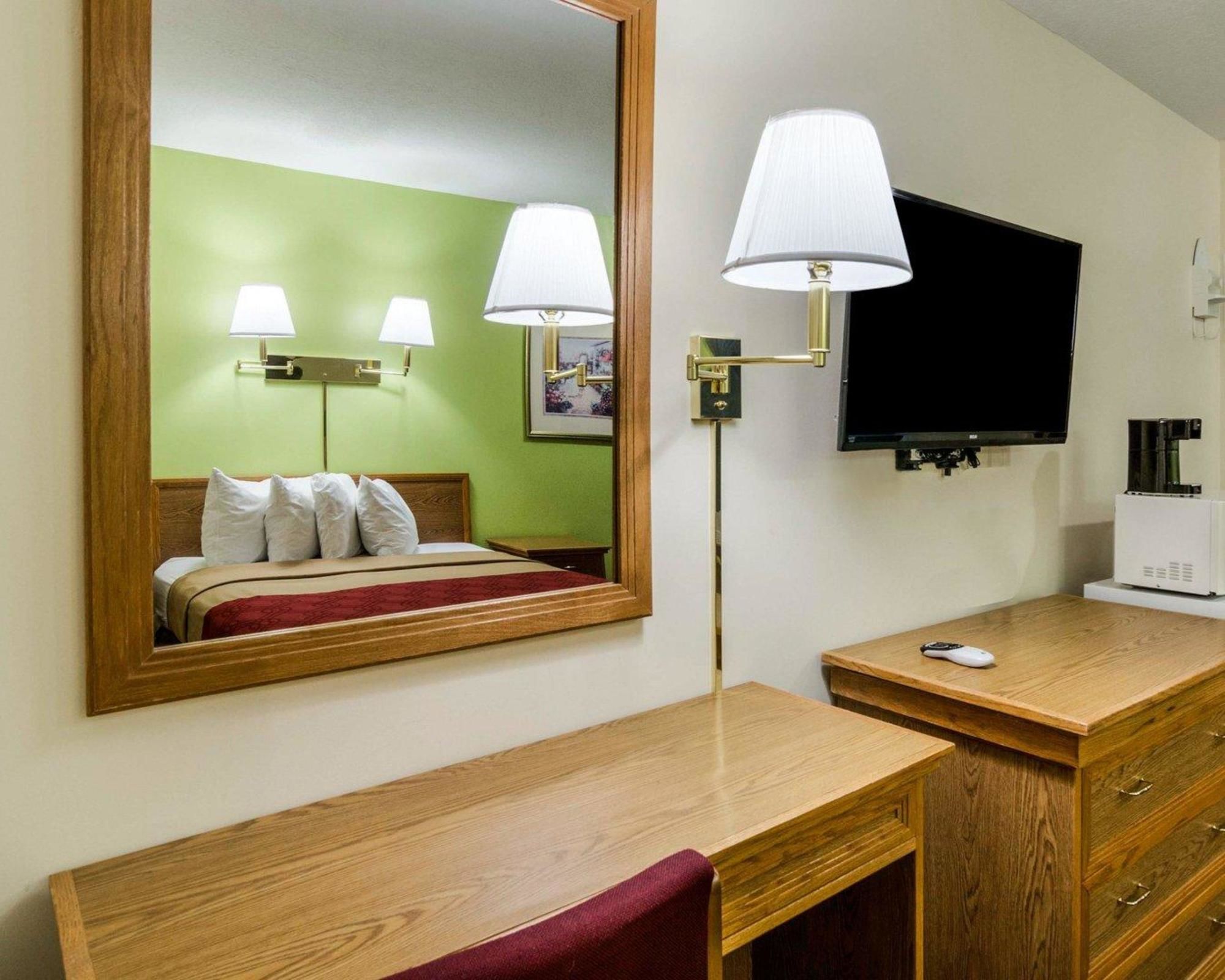 Econo Lodge Lawrence