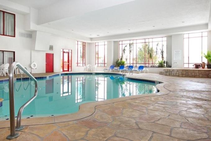 Holiday Inn Express & Suites Olathe North