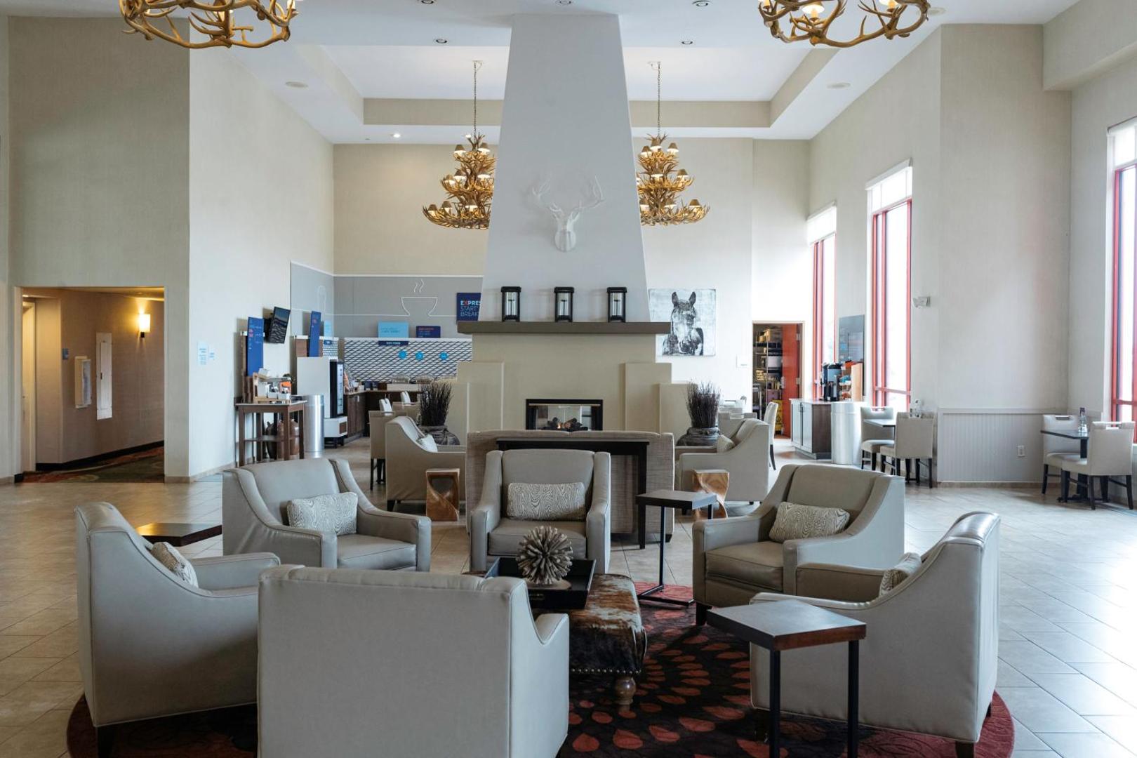 Holiday Inn Express & Suites Olathe North