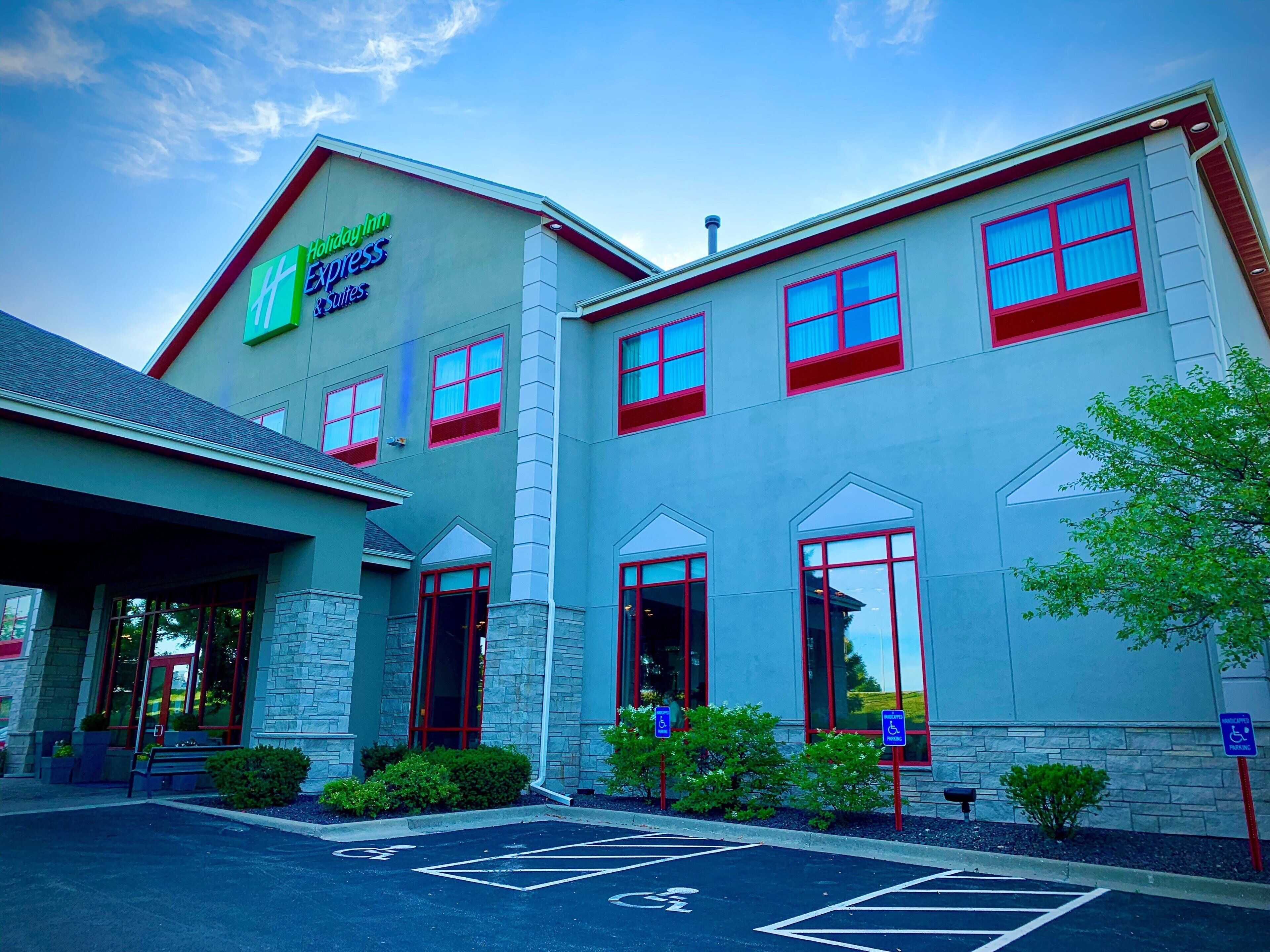 Holiday Inn Express & Suites Olathe North