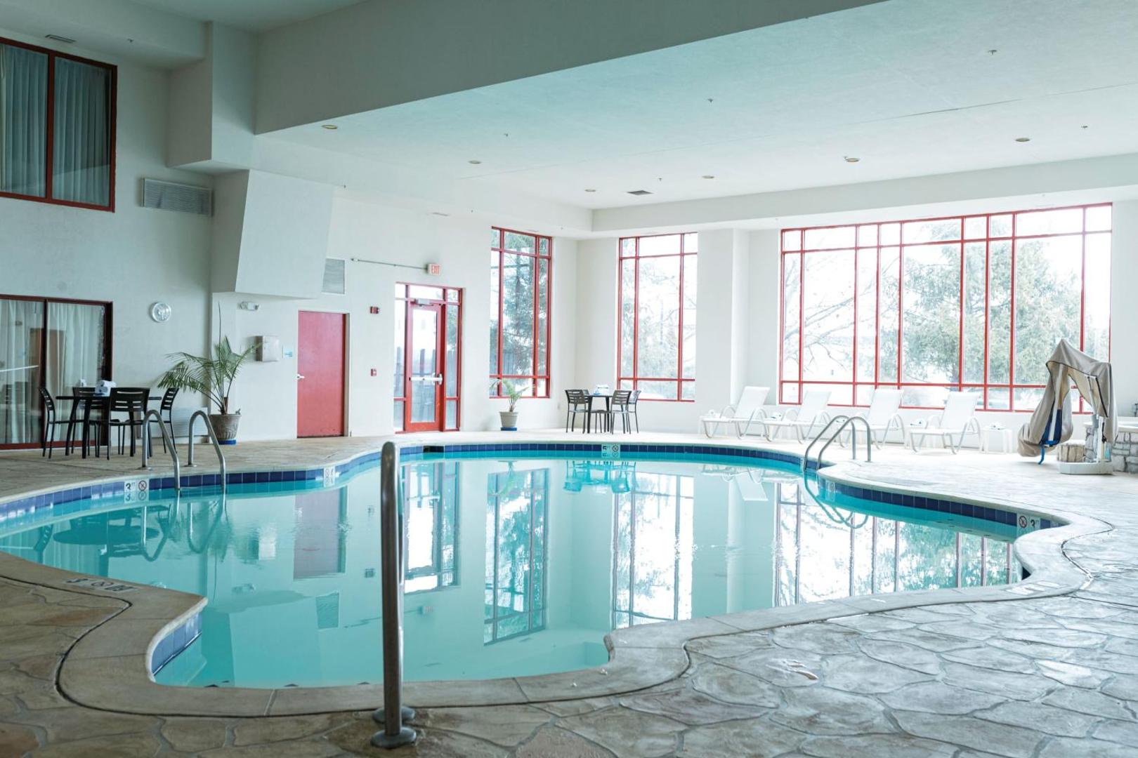 Holiday Inn Express & Suites Olathe North