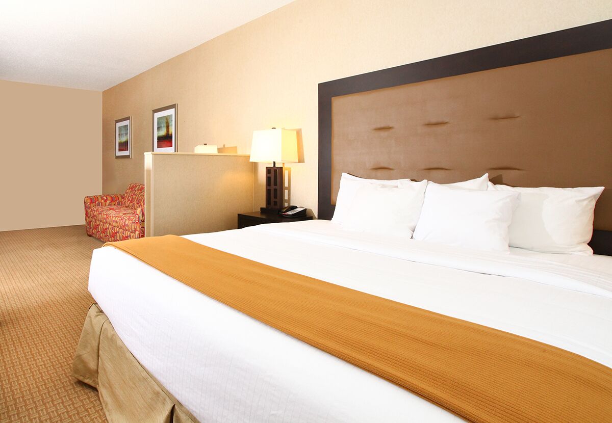 Holiday Inn Express & Suites Olathe North