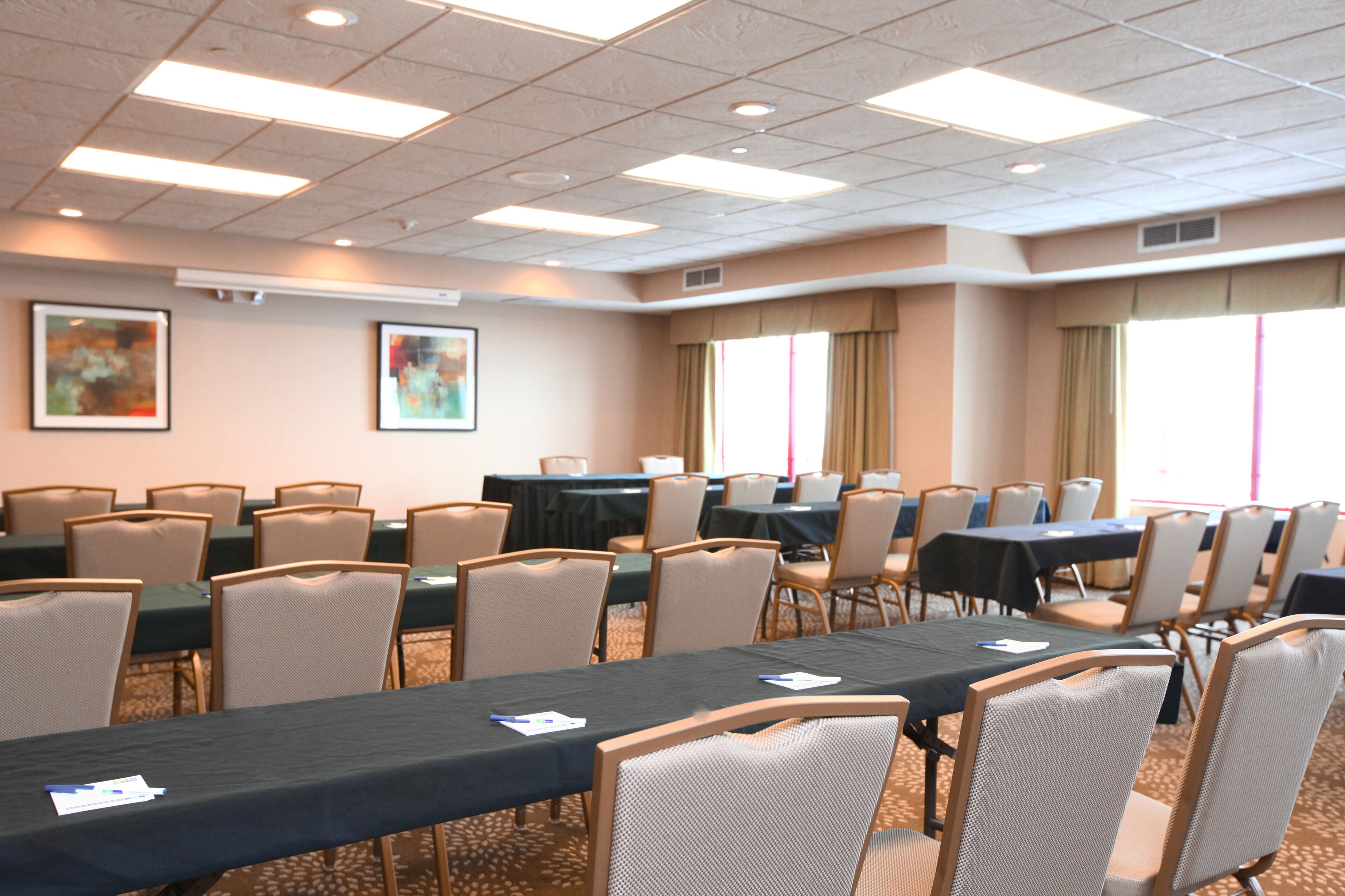 Holiday Inn Express & Suites Olathe North