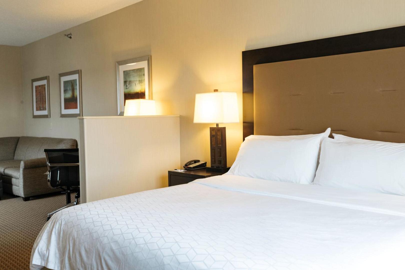 Holiday Inn Express & Suites Olathe North