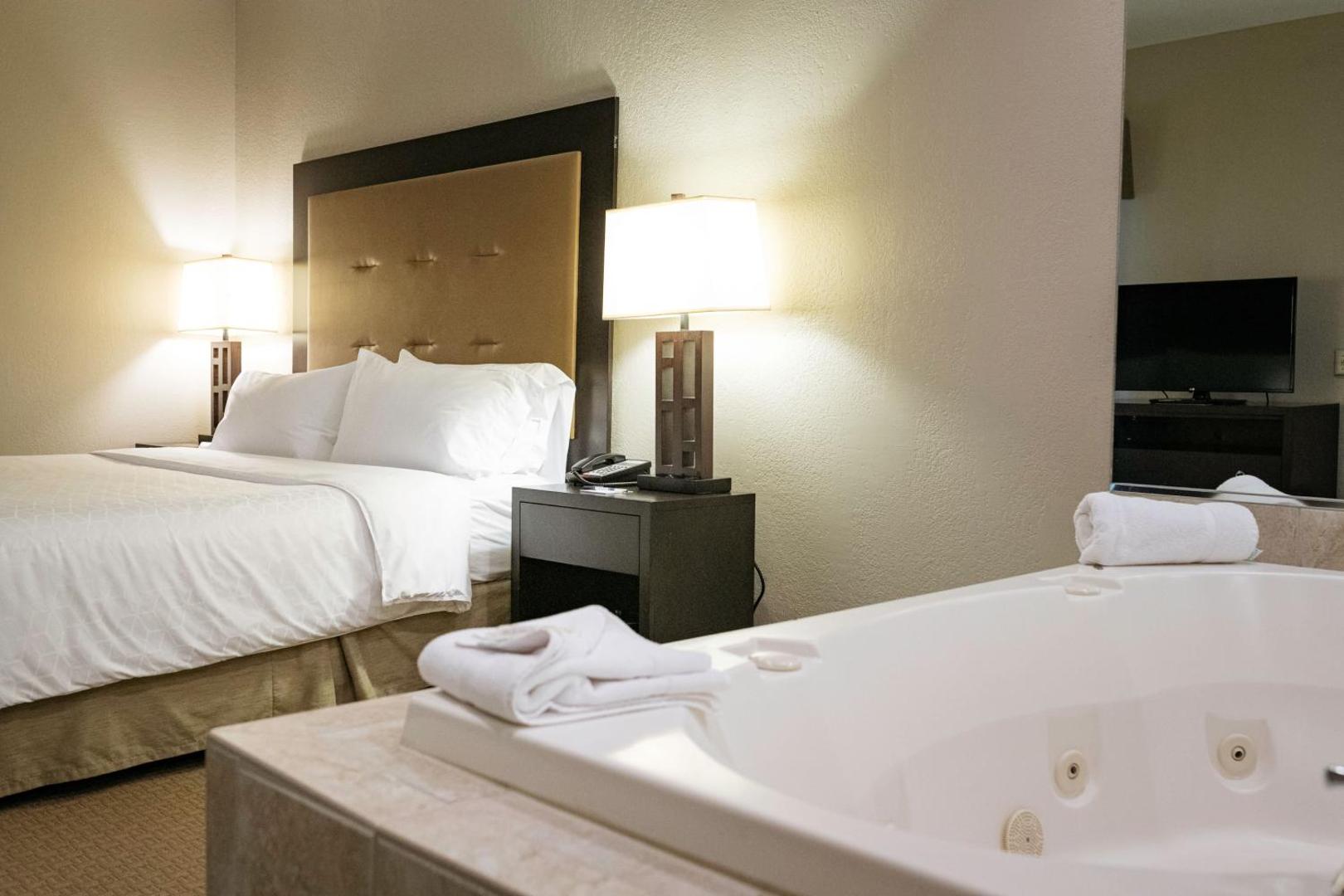 Holiday Inn Express & Suites Olathe North